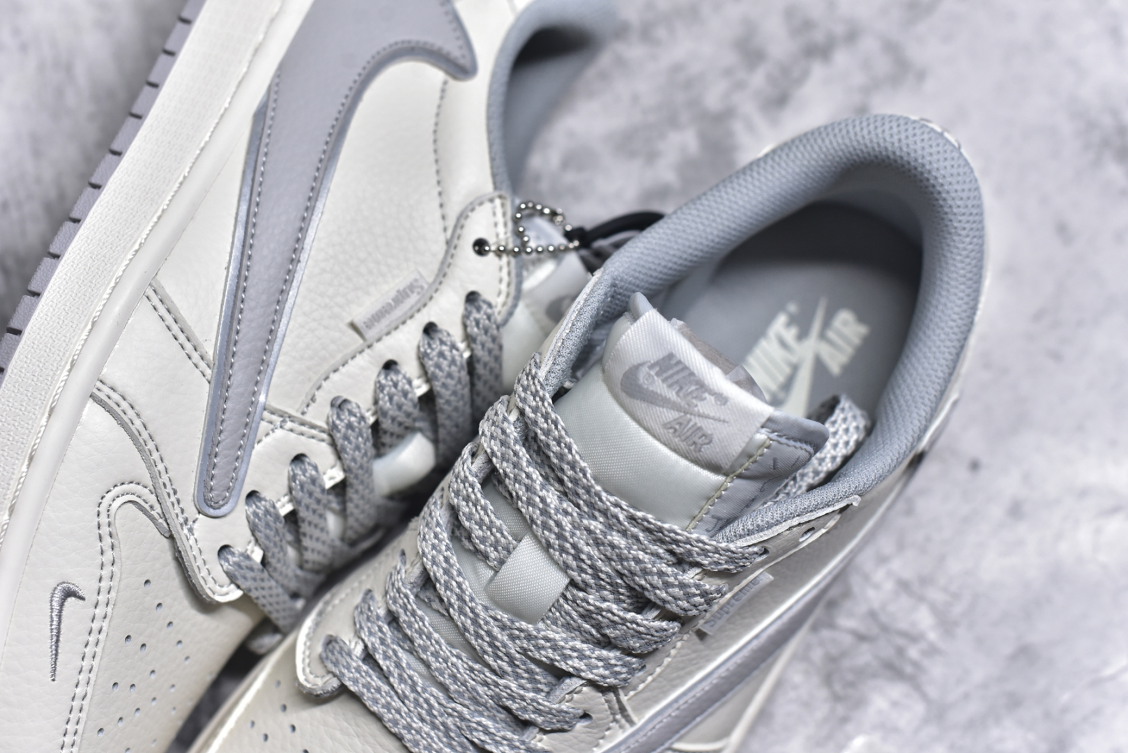 图片[9]-#Travis Scott x Fragment Design x Air Jordan 1 Low OG SP AJ1 联名倒勾 低帮文化休闲板鞋 DH0223-322 #多方联名合作融合了Travis Scott 独特的音乐风格，藤原浩个性的设计风格以及Jordan品牌的经典元素 使其成为一双具有独特身份和价值的鞋子 清新而立体的外观加上联名标识更突出了其独特身份 这种配色方案显示出活力和时尚感 在视觉上引人注目 鞋身的质感和细腻的细节处理使其显得高端而格调十足 这款“倒钩”联名是设计与创意完美结合 融合多方的个性风格是一款备受瞩目的潮流鞋款 尺码：36 36.5 37.5 38 38.5 39 40 40.5 41 42 42.5 43 44 44.5 45 9.E5-选品中心
