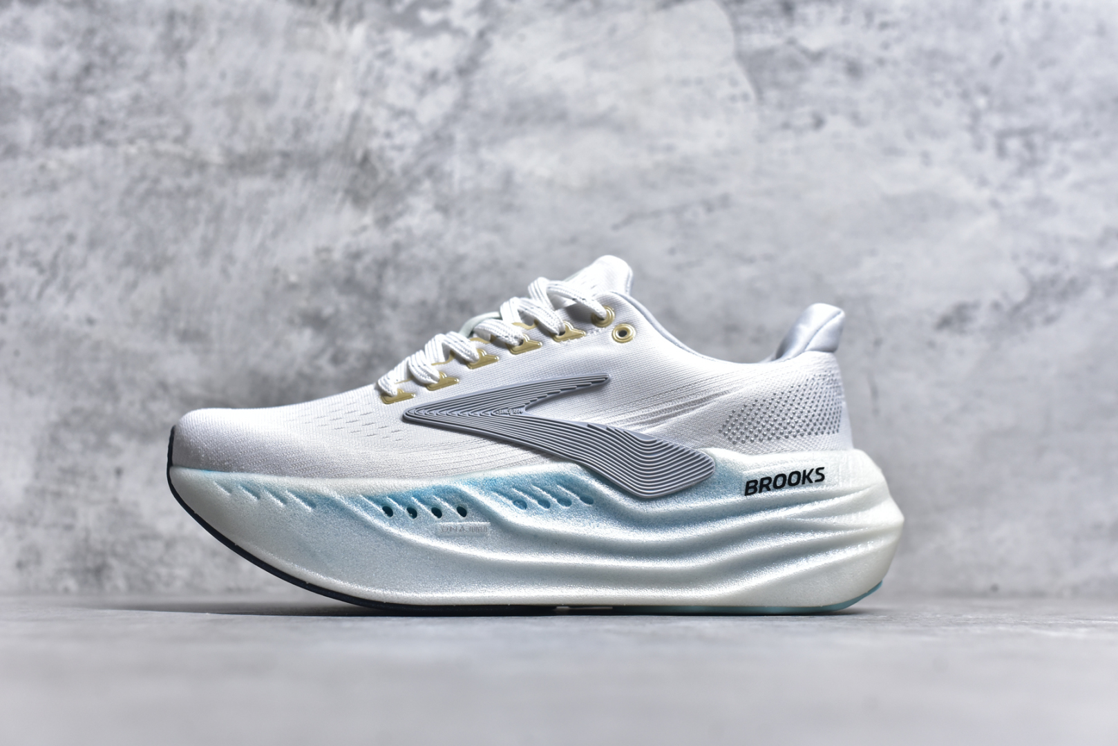 #Brooks布鲁克斯 Glycerin max 舒适简约防滑耐磨 低帮跑步鞋 实拍调校N版已经零色差零失真 百分百还原实物色彩所见即所得 不存在货不对板色差等低级问题 选购参考实物拍摄 不混卖不参货 只用心做好货严格选品 承诺混一赔十 尺码：35.5-45-选品中心