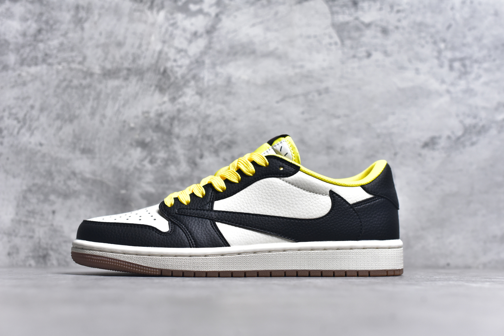 #Travis Scott x Fragment Design x Air Jordan 1 Low OG SP AJ1 联名倒勾 低帮文化休闲板鞋 DN6901-093 #多方联名合作融合了Travis Scott 独特的音乐风格，藤原浩个性的设计风格以及Jordan品牌的经典元素 使其成为一双具有独特身份和价值的鞋子 清新而立体的外观加上联名标识更突出了其独特身份 这种配色方案显示出活力和时尚感 在视觉上引人注目 鞋身的质感和细腻的细节处理使其显得高端而格调十足 这款“倒钩”联名是设计与创意完美结合 融合多方的个性风格是一款备受瞩目的潮流鞋款 尺码：36 36.5 37.5 38 38.5 39 40 40.5 41 42 42.5 43 44 44.5 45 9.E5-选品中心