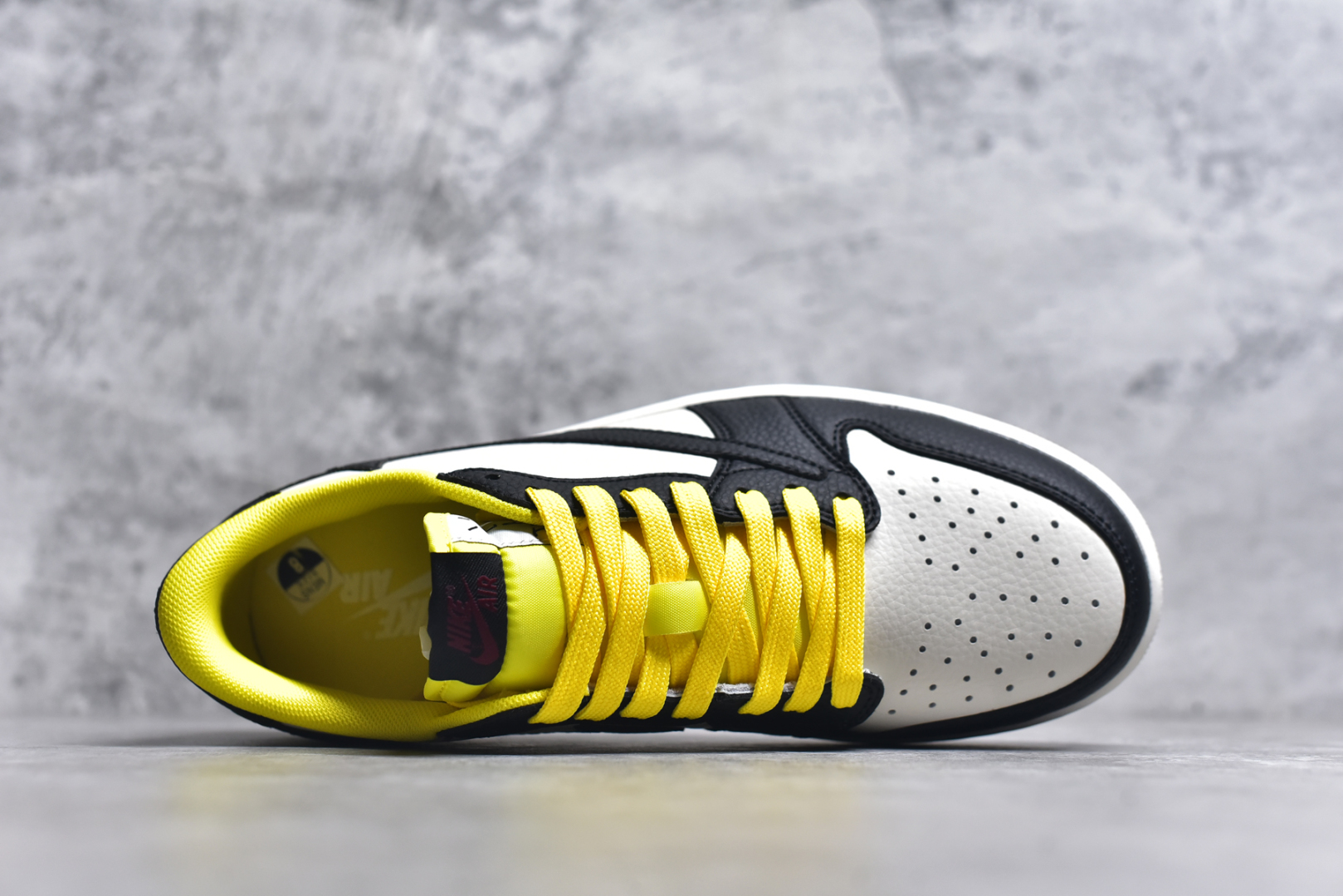 图片[4]-#Travis Scott x Fragment Design x Air Jordan 1 Low OG SP AJ1 联名倒勾 低帮文化休闲板鞋 DN6901-093 #多方联名合作融合了Travis Scott 独特的音乐风格，藤原浩个性的设计风格以及Jordan品牌的经典元素 使其成为一双具有独特身份和价值的鞋子 清新而立体的外观加上联名标识更突出了其独特身份 这种配色方案显示出活力和时尚感 在视觉上引人注目 鞋身的质感和细腻的细节处理使其显得高端而格调十足 这款“倒钩”联名是设计与创意完美结合 融合多方的个性风格是一款备受瞩目的潮流鞋款 尺码：36 36.5 37.5 38 38.5 39 40 40.5 41 42 42.5 43 44 44.5 45 9.E5-选品中心