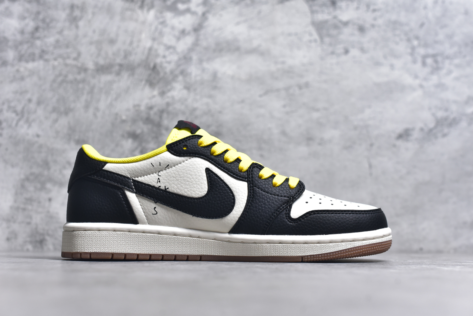 图片[3]-#Travis Scott x Fragment Design x Air Jordan 1 Low OG SP AJ1 联名倒勾 低帮文化休闲板鞋 DN6901-093 #多方联名合作融合了Travis Scott 独特的音乐风格，藤原浩个性的设计风格以及Jordan品牌的经典元素 使其成为一双具有独特身份和价值的鞋子 清新而立体的外观加上联名标识更突出了其独特身份 这种配色方案显示出活力和时尚感 在视觉上引人注目 鞋身的质感和细腻的细节处理使其显得高端而格调十足 这款“倒钩”联名是设计与创意完美结合 融合多方的个性风格是一款备受瞩目的潮流鞋款 尺码：36 36.5 37.5 38 38.5 39 40 40.5 41 42 42.5 43 44 44.5 45 9.E5-选品中心
