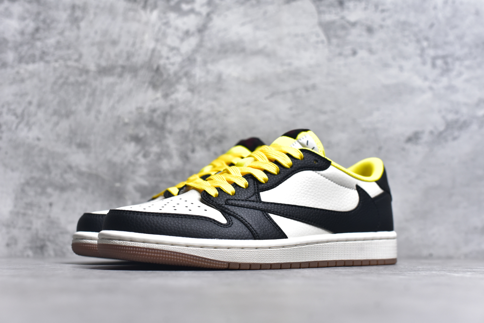 图片[2]-#Travis Scott x Fragment Design x Air Jordan 1 Low OG SP AJ1 联名倒勾 低帮文化休闲板鞋 DN6901-093 #多方联名合作融合了Travis Scott 独特的音乐风格，藤原浩个性的设计风格以及Jordan品牌的经典元素 使其成为一双具有独特身份和价值的鞋子 清新而立体的外观加上联名标识更突出了其独特身份 这种配色方案显示出活力和时尚感 在视觉上引人注目 鞋身的质感和细腻的细节处理使其显得高端而格调十足 这款“倒钩”联名是设计与创意完美结合 融合多方的个性风格是一款备受瞩目的潮流鞋款 尺码：36 36.5 37.5 38 38.5 39 40 40.5 41 42 42.5 43 44 44.5 45 9.E5-选品中心