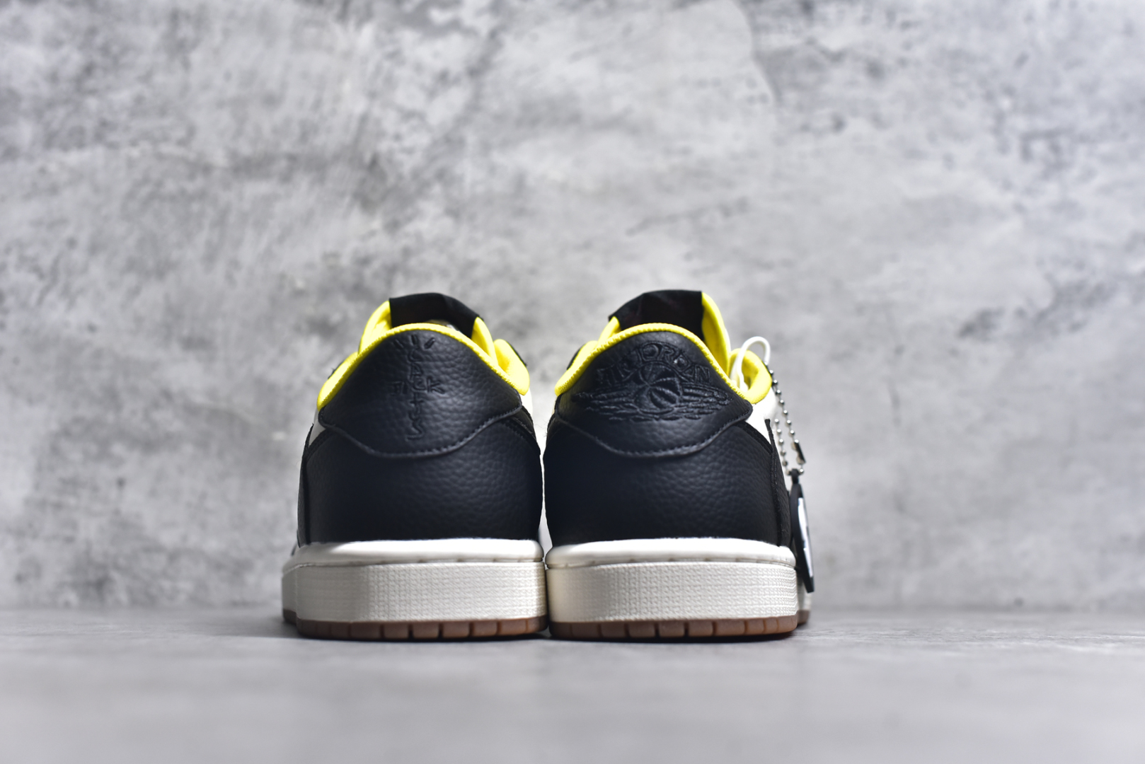图片[5]-#Travis Scott x Fragment Design x Air Jordan 1 Low OG SP AJ1 联名倒勾 低帮文化休闲板鞋 DN6901-093 #多方联名合作融合了Travis Scott 独特的音乐风格，藤原浩个性的设计风格以及Jordan品牌的经典元素 使其成为一双具有独特身份和价值的鞋子 清新而立体的外观加上联名标识更突出了其独特身份 这种配色方案显示出活力和时尚感 在视觉上引人注目 鞋身的质感和细腻的细节处理使其显得高端而格调十足 这款“倒钩”联名是设计与创意完美结合 融合多方的个性风格是一款备受瞩目的潮流鞋款 尺码：36 36.5 37.5 38 38.5 39 40 40.5 41 42 42.5 43 44 44.5 45 9.E5-选品中心