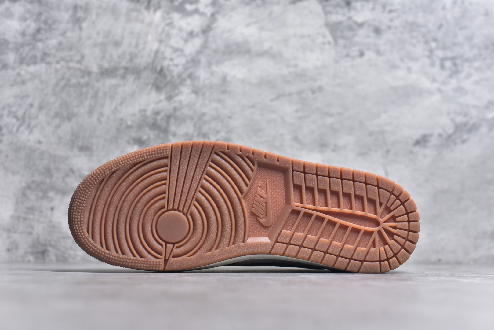 图片[6]-#Travis Scott x Fragment Design x Air Jordan 1 Low OG SP AJ1 联名倒勾 低帮文化休闲板鞋 DN6901-093 #多方联名合作融合了Travis Scott 独特的音乐风格，藤原浩个性的设计风格以及Jordan品牌的经典元素 使其成为一双具有独特身份和价值的鞋子 清新而立体的外观加上联名标识更突出了其独特身份 这种配色方案显示出活力和时尚感 在视觉上引人注目 鞋身的质感和细腻的细节处理使其显得高端而格调十足 这款“倒钩”联名是设计与创意完美结合 融合多方的个性风格是一款备受瞩目的潮流鞋款 尺码：36 36.5 37.5 38 38.5 39 40 40.5 41 42 42.5 43 44 44.5 45 9.E5-选品中心