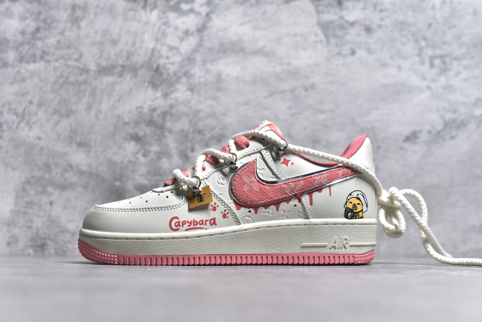 #Nike Air Force 1\’07 Low x Capybara \”Pour milkBape\” 卡皮巴拉系列 空军一号低帮休闲板鞋 LV0506-880 #卡皮巴拉元素主题 啮齿水豚，一种四肢短短，身材圆滚滚，鼻孔朝天，外表呆萌的动物，也是最近动物界的新顶流。绑带的设计打破传统空军的鞋款束缚 尺码：36 36.5 37.5 38 38.5 39 40 40.5 41 9.D4-选品中心