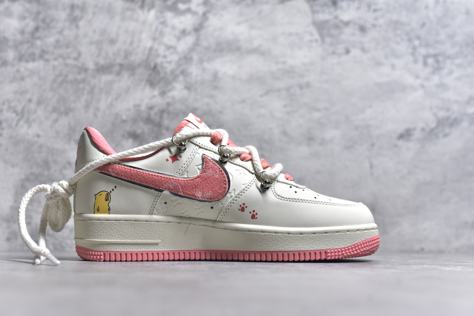 图片[3]-#Nike Air Force 1\’07 Low x Capybara \”Pour milkBape\” 卡皮巴拉系列 空军一号低帮休闲板鞋 LV0506-880 #卡皮巴拉元素主题 啮齿水豚，一种四肢短短，身材圆滚滚，鼻孔朝天，外表呆萌的动物，也是最近动物界的新顶流。绑带的设计打破传统空军的鞋款束缚 尺码：36 36.5 37.5 38 38.5 39 40 40.5 41 9.D4-选品中心