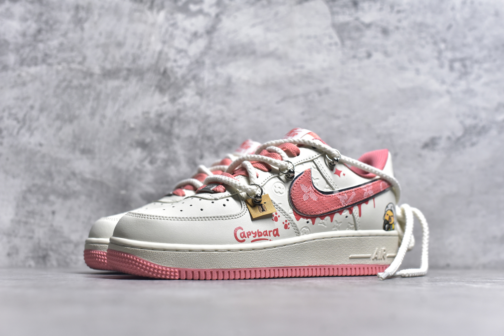 图片[2]-#Nike Air Force 1\’07 Low x Capybara \”Pour milkBape\” 卡皮巴拉系列 空军一号低帮休闲板鞋 LV0506-880 #卡皮巴拉元素主题 啮齿水豚，一种四肢短短，身材圆滚滚，鼻孔朝天，外表呆萌的动物，也是最近动物界的新顶流。绑带的设计打破传统空军的鞋款束缚 尺码：36 36.5 37.5 38 38.5 39 40 40.5 41 9.D4-选品中心