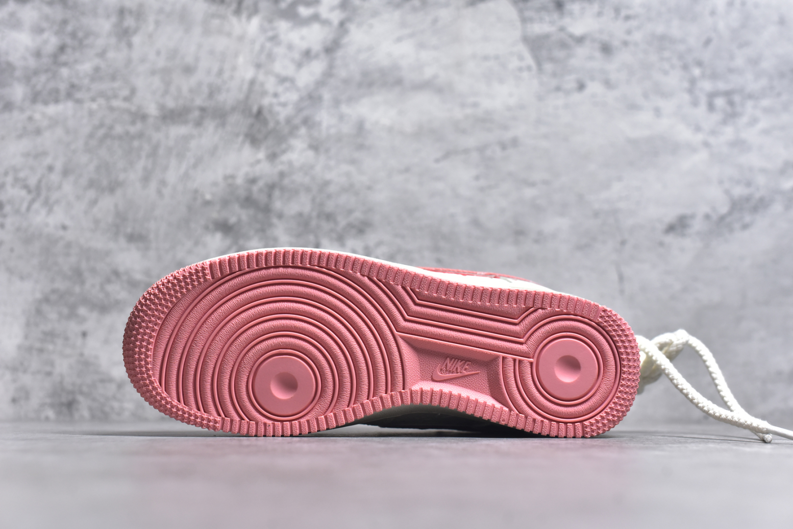 图片[6]-#Nike Air Force 1\’07 Low x Capybara \”Pour milkBape\” 卡皮巴拉系列 空军一号低帮休闲板鞋 LV0506-880 #卡皮巴拉元素主题 啮齿水豚，一种四肢短短，身材圆滚滚，鼻孔朝天，外表呆萌的动物，也是最近动物界的新顶流。绑带的设计打破传统空军的鞋款束缚 尺码：36 36.5 37.5 38 38.5 39 40 40.5 41 9.D4-选品中心