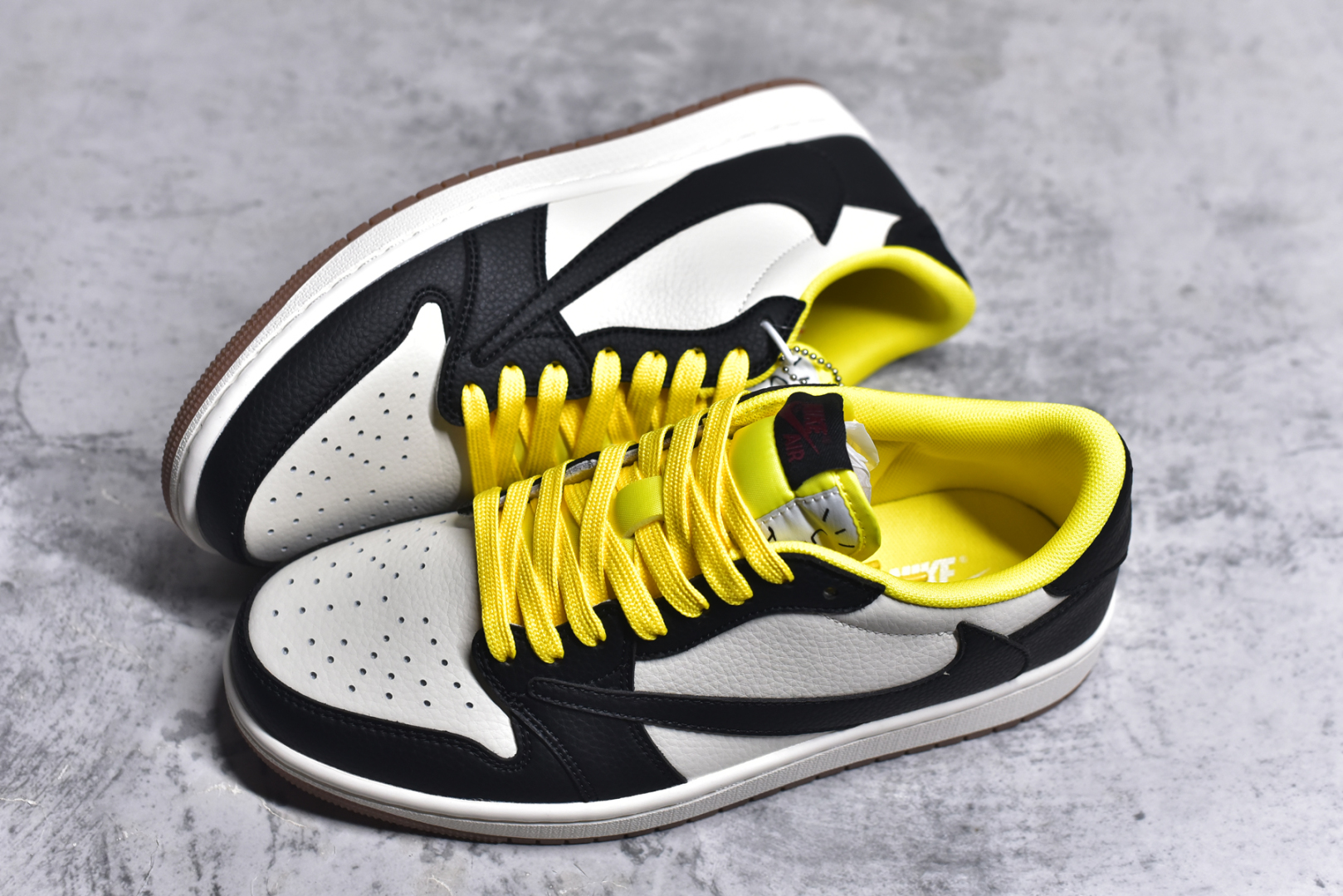 图片[7]-#Travis Scott x Fragment Design x Air Jordan 1 Low OG SP AJ1 联名倒勾 低帮文化休闲板鞋 DN6901-093 #多方联名合作融合了Travis Scott 独特的音乐风格，藤原浩个性的设计风格以及Jordan品牌的经典元素 使其成为一双具有独特身份和价值的鞋子 清新而立体的外观加上联名标识更突出了其独特身份 这种配色方案显示出活力和时尚感 在视觉上引人注目 鞋身的质感和细腻的细节处理使其显得高端而格调十足 这款“倒钩”联名是设计与创意完美结合 融合多方的个性风格是一款备受瞩目的潮流鞋款 尺码：36 36.5 37.5 38 38.5 39 40 40.5 41 42 42.5 43 44 44.5 45 9.E5-选品中心