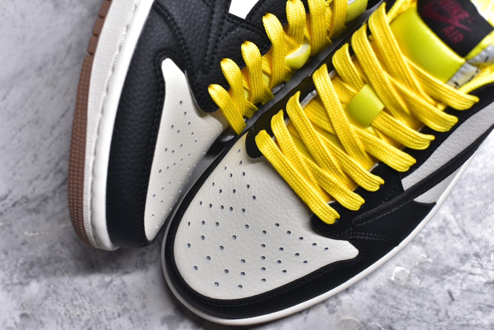 图片[8]-#Travis Scott x Fragment Design x Air Jordan 1 Low OG SP AJ1 联名倒勾 低帮文化休闲板鞋 DN6901-093 #多方联名合作融合了Travis Scott 独特的音乐风格，藤原浩个性的设计风格以及Jordan品牌的经典元素 使其成为一双具有独特身份和价值的鞋子 清新而立体的外观加上联名标识更突出了其独特身份 这种配色方案显示出活力和时尚感 在视觉上引人注目 鞋身的质感和细腻的细节处理使其显得高端而格调十足 这款“倒钩”联名是设计与创意完美结合 融合多方的个性风格是一款备受瞩目的潮流鞋款 尺码：36 36.5 37.5 38 38.5 39 40 40.5 41 42 42.5 43 44 44.5 45 9.E5-选品中心