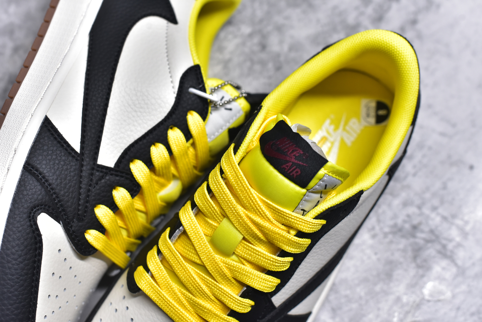 图片[9]-#Travis Scott x Fragment Design x Air Jordan 1 Low OG SP AJ1 联名倒勾 低帮文化休闲板鞋 DN6901-093 #多方联名合作融合了Travis Scott 独特的音乐风格，藤原浩个性的设计风格以及Jordan品牌的经典元素 使其成为一双具有独特身份和价值的鞋子 清新而立体的外观加上联名标识更突出了其独特身份 这种配色方案显示出活力和时尚感 在视觉上引人注目 鞋身的质感和细腻的细节处理使其显得高端而格调十足 这款“倒钩”联名是设计与创意完美结合 融合多方的个性风格是一款备受瞩目的潮流鞋款 尺码：36 36.5 37.5 38 38.5 39 40 40.5 41 42 42.5 43 44 44.5 45 9.E5-选品中心