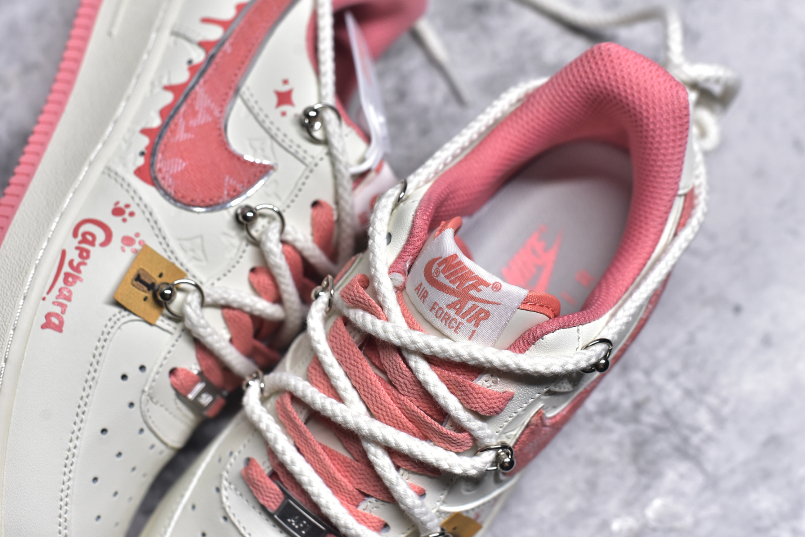 图片[9]-#Nike Air Force 1\’07 Low x Capybara \”Pour milkBape\” 卡皮巴拉系列 空军一号低帮休闲板鞋 LV0506-880 #卡皮巴拉元素主题 啮齿水豚，一种四肢短短，身材圆滚滚，鼻孔朝天，外表呆萌的动物，也是最近动物界的新顶流。绑带的设计打破传统空军的鞋款束缚 尺码：36 36.5 37.5 38 38.5 39 40 40.5 41 9.D4-选品中心