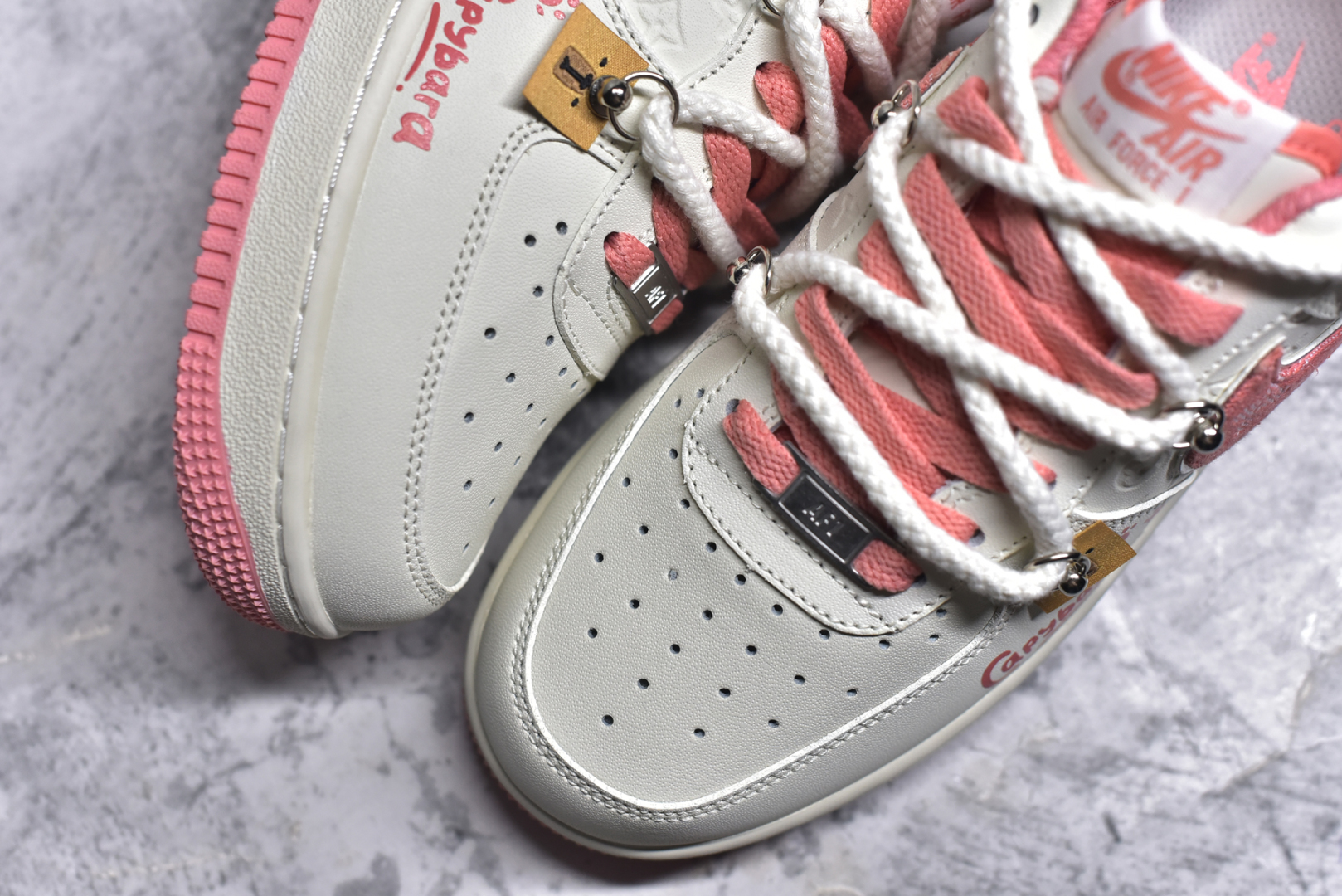 图片[8]-#Nike Air Force 1\’07 Low x Capybara \”Pour milkBape\” 卡皮巴拉系列 空军一号低帮休闲板鞋 LV0506-880 #卡皮巴拉元素主题 啮齿水豚，一种四肢短短，身材圆滚滚，鼻孔朝天，外表呆萌的动物，也是最近动物界的新顶流。绑带的设计打破传统空军的鞋款束缚 尺码：36 36.5 37.5 38 38.5 39 40 40.5 41 9.D4-选品中心