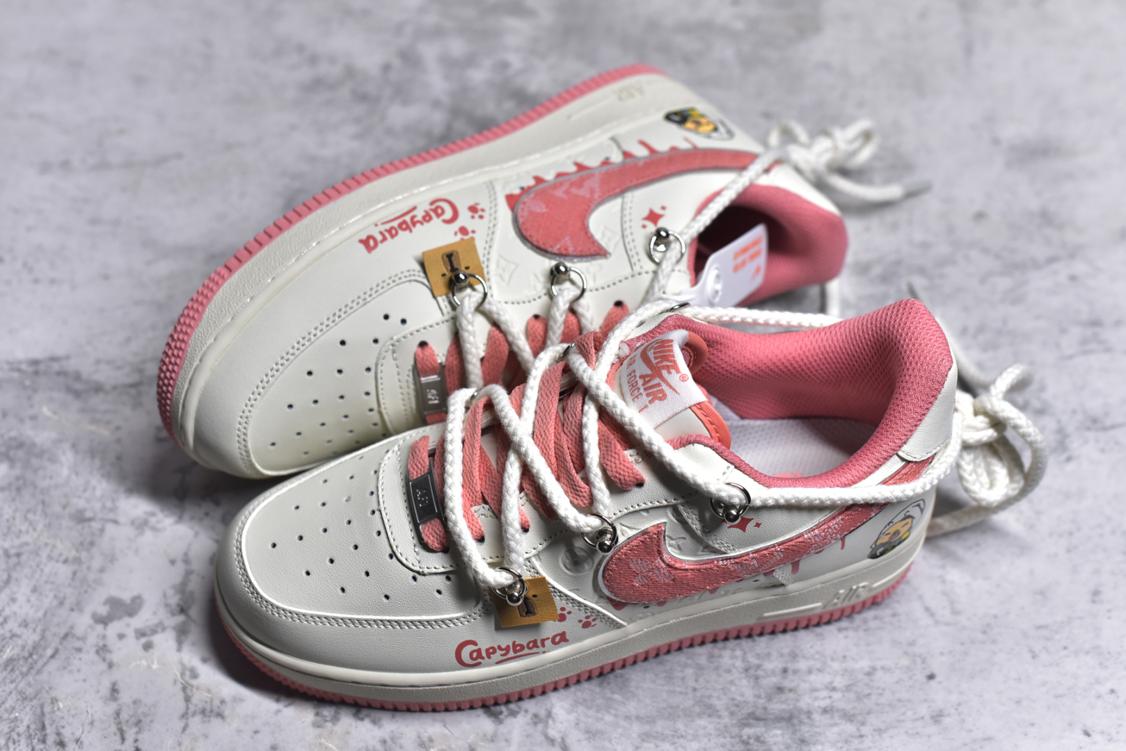 图片[7]-#Nike Air Force 1\’07 Low x Capybara \”Pour milkBape\” 卡皮巴拉系列 空军一号低帮休闲板鞋 LV0506-880 #卡皮巴拉元素主题 啮齿水豚，一种四肢短短，身材圆滚滚，鼻孔朝天，外表呆萌的动物，也是最近动物界的新顶流。绑带的设计打破传统空军的鞋款束缚 尺码：36 36.5 37.5 38 38.5 39 40 40.5 41 9.D4-选品中心