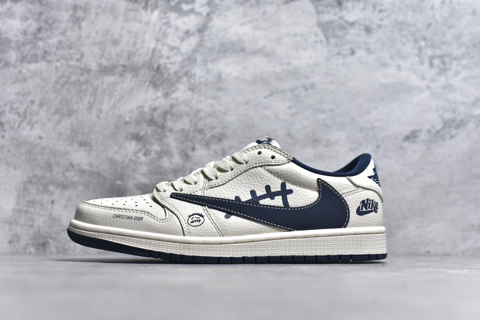 #Travis Scott x Fragment Design x Air Jordan 1 Low OG SP AJ1 耐克联名 灰深蓝鬼脸 低帮文化休闲板鞋 LD2025-009 #多方联名合作融合了Travis Scott 独特的音乐风格，藤原浩个性的设计风格以及Jordan品牌的经典元素 使其成为一双具有独特身份和价值的鞋子 清新而立体的外观加上联名标识更突出了其独特身份 这种配色方案显示出活力和时尚感 在视觉上引人注目 鞋身的质感和细腻的细节处理使其显得高端而格调十足 这款“倒钩”联名是设计与创意完美结合 融合多方的个性风格是一款备受瞩目的潮流鞋款 尺码：36 36.5 37.5 38 38.5 39 40 40.5 41 42 42.5 43 44 44.5 45 9.E5-选品中心