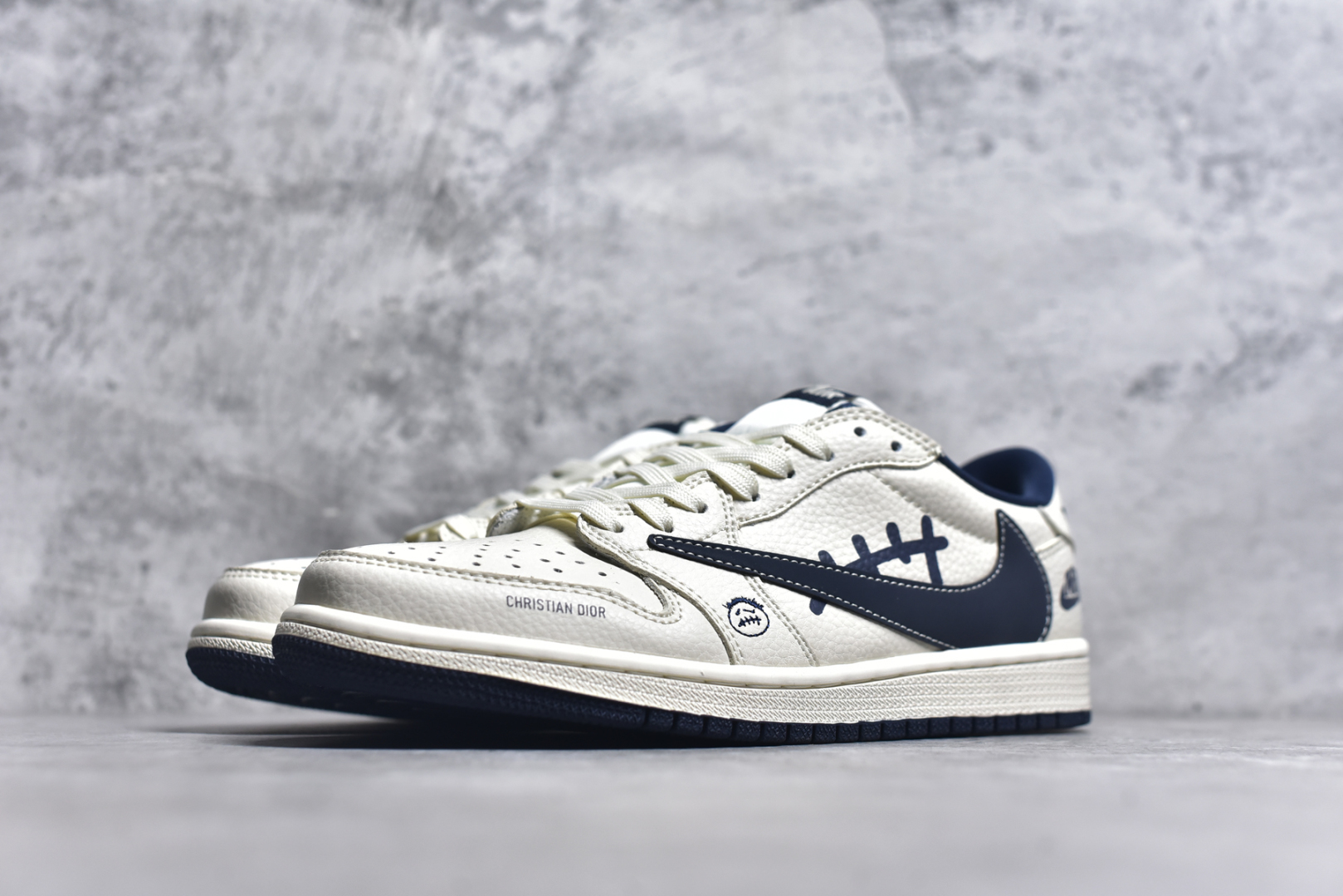 图片[2]-#Travis Scott x Fragment Design x Air Jordan 1 Low OG SP AJ1 耐克联名 灰深蓝鬼脸 低帮文化休闲板鞋 LD2025-009 #多方联名合作融合了Travis Scott 独特的音乐风格，藤原浩个性的设计风格以及Jordan品牌的经典元素 使其成为一双具有独特身份和价值的鞋子 清新而立体的外观加上联名标识更突出了其独特身份 这种配色方案显示出活力和时尚感 在视觉上引人注目 鞋身的质感和细腻的细节处理使其显得高端而格调十足 这款“倒钩”联名是设计与创意完美结合 融合多方的个性风格是一款备受瞩目的潮流鞋款 尺码：36 36.5 37.5 38 38.5 39 40 40.5 41 42 42.5 43 44 44.5 45 9.E5-选品中心
