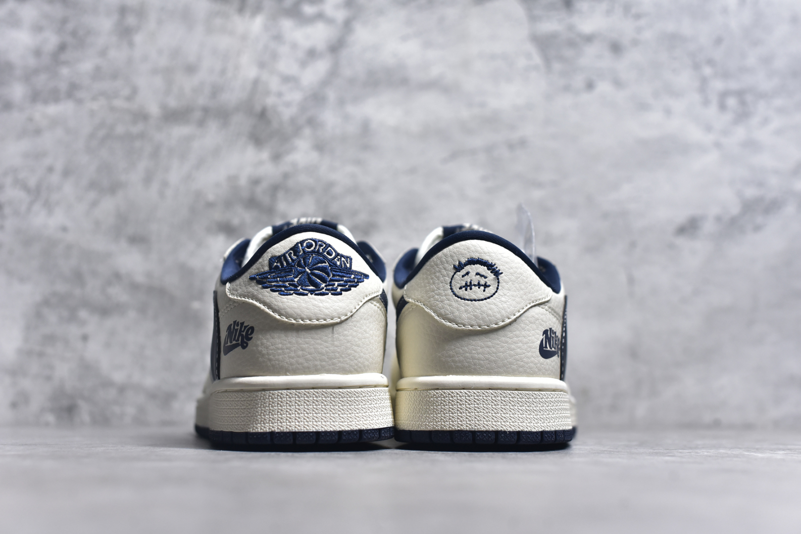 图片[5]-#Travis Scott x Fragment Design x Air Jordan 1 Low OG SP AJ1 耐克联名 灰深蓝鬼脸 低帮文化休闲板鞋 LD2025-009 #多方联名合作融合了Travis Scott 独特的音乐风格，藤原浩个性的设计风格以及Jordan品牌的经典元素 使其成为一双具有独特身份和价值的鞋子 清新而立体的外观加上联名标识更突出了其独特身份 这种配色方案显示出活力和时尚感 在视觉上引人注目 鞋身的质感和细腻的细节处理使其显得高端而格调十足 这款“倒钩”联名是设计与创意完美结合 融合多方的个性风格是一款备受瞩目的潮流鞋款 尺码：36 36.5 37.5 38 38.5 39 40 40.5 41 42 42.5 43 44 44.5 45 9.E5-选品中心