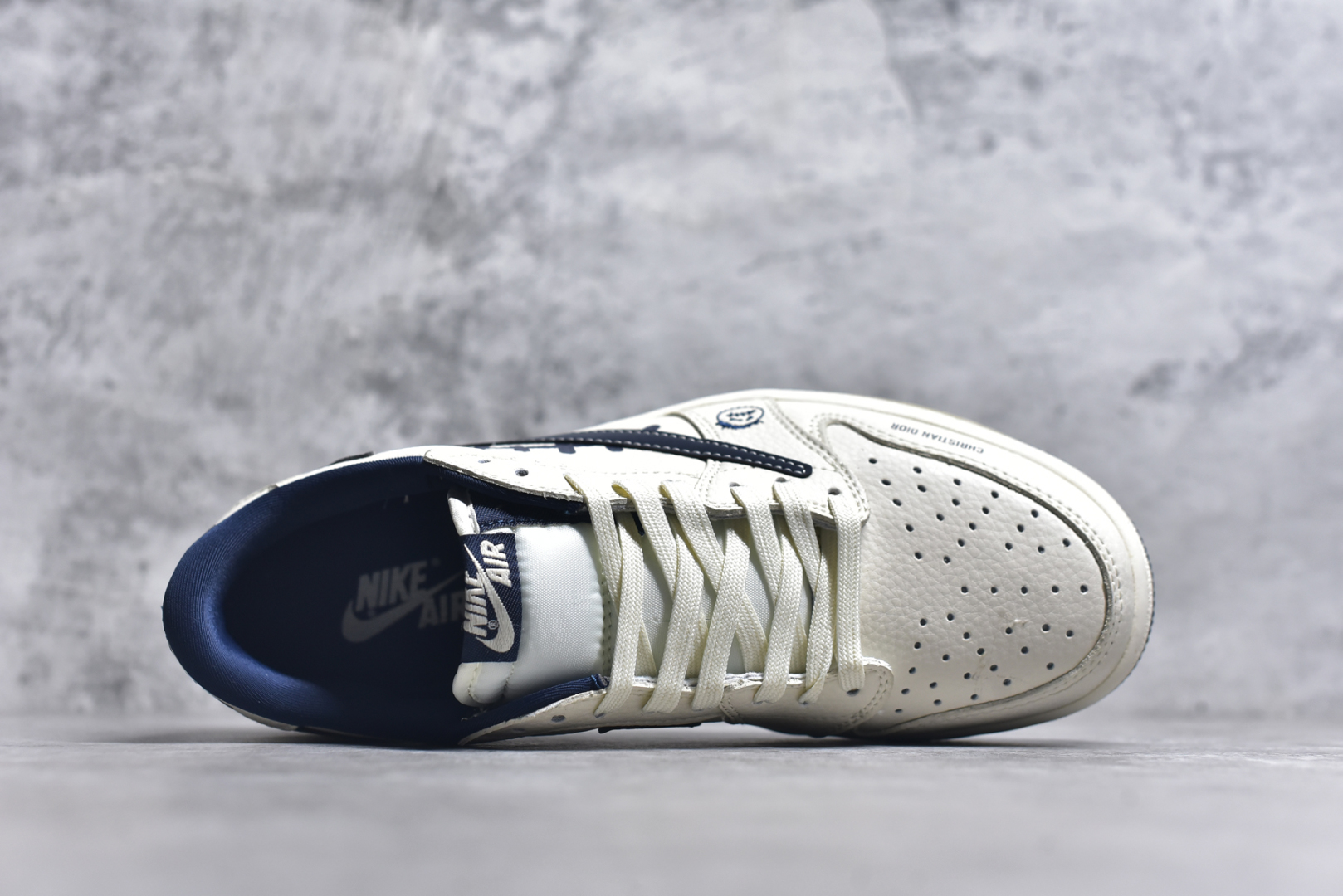 图片[4]-#Travis Scott x Fragment Design x Air Jordan 1 Low OG SP AJ1 耐克联名 灰深蓝鬼脸 低帮文化休闲板鞋 LD2025-009 #多方联名合作融合了Travis Scott 独特的音乐风格，藤原浩个性的设计风格以及Jordan品牌的经典元素 使其成为一双具有独特身份和价值的鞋子 清新而立体的外观加上联名标识更突出了其独特身份 这种配色方案显示出活力和时尚感 在视觉上引人注目 鞋身的质感和细腻的细节处理使其显得高端而格调十足 这款“倒钩”联名是设计与创意完美结合 融合多方的个性风格是一款备受瞩目的潮流鞋款 尺码：36 36.5 37.5 38 38.5 39 40 40.5 41 42 42.5 43 44 44.5 45 9.E5-选品中心