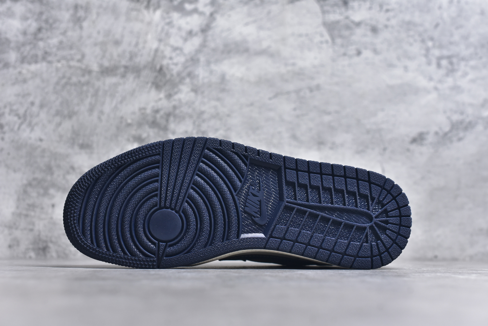 图片[6]-#Travis Scott x Fragment Design x Air Jordan 1 Low OG SP AJ1 耐克联名 灰深蓝鬼脸 低帮文化休闲板鞋 LD2025-009 #多方联名合作融合了Travis Scott 独特的音乐风格，藤原浩个性的设计风格以及Jordan品牌的经典元素 使其成为一双具有独特身份和价值的鞋子 清新而立体的外观加上联名标识更突出了其独特身份 这种配色方案显示出活力和时尚感 在视觉上引人注目 鞋身的质感和细腻的细节处理使其显得高端而格调十足 这款“倒钩”联名是设计与创意完美结合 融合多方的个性风格是一款备受瞩目的潮流鞋款 尺码：36 36.5 37.5 38 38.5 39 40 40.5 41 42 42.5 43 44 44.5 45 9.E5-选品中心
