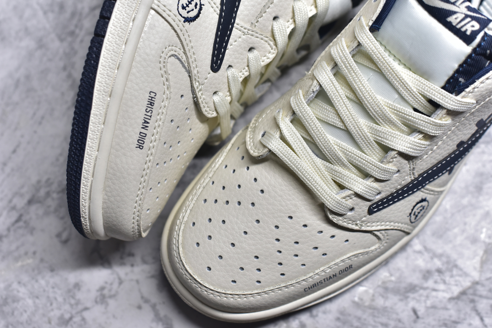 图片[8]-#Travis Scott x Fragment Design x Air Jordan 1 Low OG SP AJ1 耐克联名 灰深蓝鬼脸 低帮文化休闲板鞋 LD2025-009 #多方联名合作融合了Travis Scott 独特的音乐风格，藤原浩个性的设计风格以及Jordan品牌的经典元素 使其成为一双具有独特身份和价值的鞋子 清新而立体的外观加上联名标识更突出了其独特身份 这种配色方案显示出活力和时尚感 在视觉上引人注目 鞋身的质感和细腻的细节处理使其显得高端而格调十足 这款“倒钩”联名是设计与创意完美结合 融合多方的个性风格是一款备受瞩目的潮流鞋款 尺码：36 36.5 37.5 38 38.5 39 40 40.5 41 42 42.5 43 44 44.5 45 9.E5-选品中心