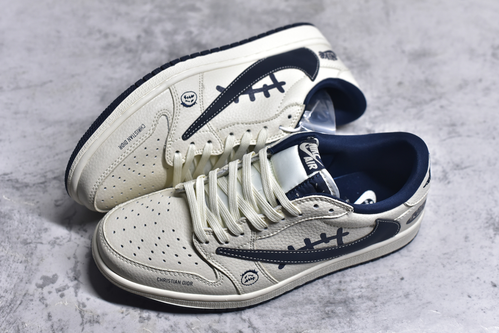 图片[7]-#Travis Scott x Fragment Design x Air Jordan 1 Low OG SP AJ1 耐克联名 灰深蓝鬼脸 低帮文化休闲板鞋 LD2025-009 #多方联名合作融合了Travis Scott 独特的音乐风格，藤原浩个性的设计风格以及Jordan品牌的经典元素 使其成为一双具有独特身份和价值的鞋子 清新而立体的外观加上联名标识更突出了其独特身份 这种配色方案显示出活力和时尚感 在视觉上引人注目 鞋身的质感和细腻的细节处理使其显得高端而格调十足 这款“倒钩”联名是设计与创意完美结合 融合多方的个性风格是一款备受瞩目的潮流鞋款 尺码：36 36.5 37.5 38 38.5 39 40 40.5 41 42 42.5 43 44 44.5 45 9.E5-选品中心