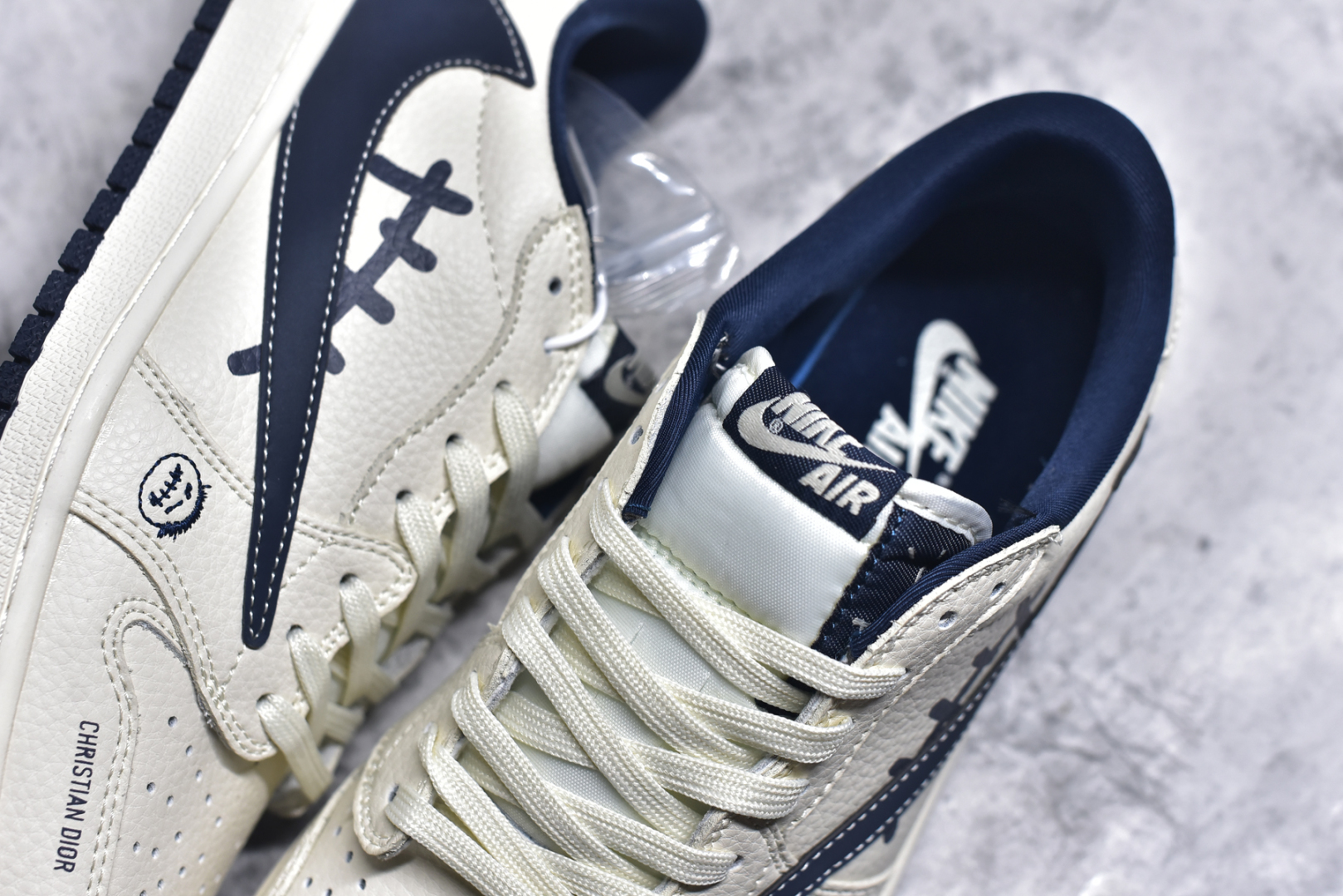 图片[9]-#Travis Scott x Fragment Design x Air Jordan 1 Low OG SP AJ1 耐克联名 灰深蓝鬼脸 低帮文化休闲板鞋 LD2025-009 #多方联名合作融合了Travis Scott 独特的音乐风格，藤原浩个性的设计风格以及Jordan品牌的经典元素 使其成为一双具有独特身份和价值的鞋子 清新而立体的外观加上联名标识更突出了其独特身份 这种配色方案显示出活力和时尚感 在视觉上引人注目 鞋身的质感和细腻的细节处理使其显得高端而格调十足 这款“倒钩”联名是设计与创意完美结合 融合多方的个性风格是一款备受瞩目的潮流鞋款 尺码：36 36.5 37.5 38 38.5 39 40 40.5 41 42 42.5 43 44 44.5 45 9.E5-选品中心