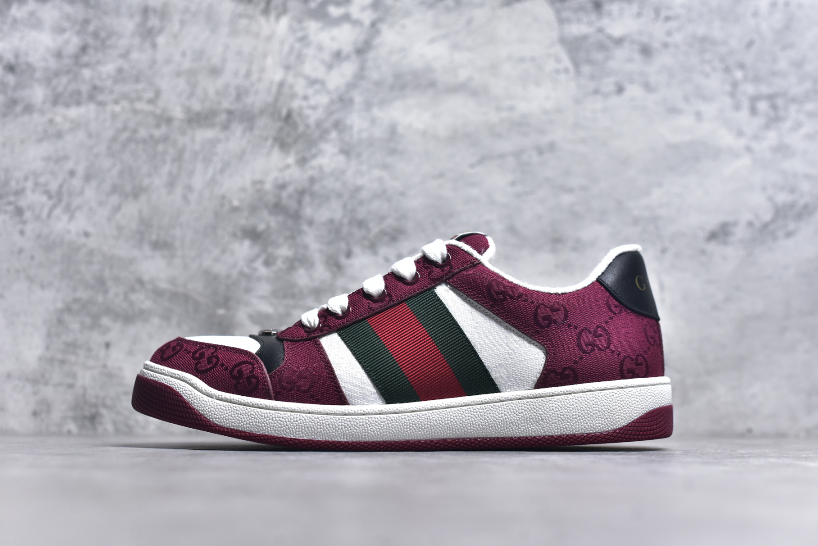 #意大利时装奢饰品牌·古驰Gucci Screener GG Sneaker Low 经典原型系列复古百搭老爹做旧休闲板“GG布安哥拉红白深绿红”812638 FAD7W 8542 尺码：35-46 Screener系列名称的灵感来源于体育运动中的防守动作，运动鞋的设计从20世纪70年代的经典运动鞋不断汲取灵感。这款运动鞋以经典Original GG帆布匠心打造，采用古驰安可拉红别致配色。侧面饰红绿条纹织带，巧妙点缀复古Gucci标识。 古驰安可拉红GG帆布 灰色和白色GG帆布镶饰 红绿织带 织物衬里 饰金属双G椭圆形珐琅细节 饰Gucci复古标识标签 橡胶鞋底 另附一副鞋带 系带固定 低跟-选品中心