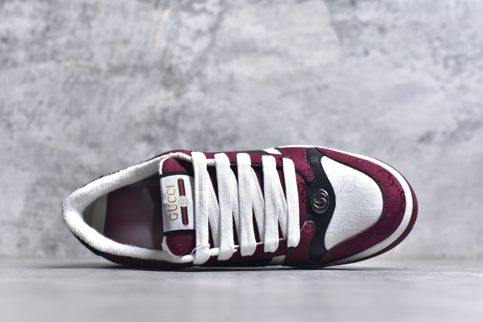 图片[4]-#意大利时装奢饰品牌·古驰Gucci Screener GG Sneaker Low 经典原型系列复古百搭老爹做旧休闲板“GG布安哥拉红白深绿红”812638 FAD7W 8542 尺码：35-46 Screener系列名称的灵感来源于体育运动中的防守动作，运动鞋的设计从20世纪70年代的经典运动鞋不断汲取灵感。这款运动鞋以经典Original GG帆布匠心打造，采用古驰安可拉红别致配色。侧面饰红绿条纹织带，巧妙点缀复古Gucci标识。 古驰安可拉红GG帆布 灰色和白色GG帆布镶饰 红绿织带 织物衬里 饰金属双G椭圆形珐琅细节 饰Gucci复古标识标签 橡胶鞋底 另附一副鞋带 系带固定 低跟-选品中心