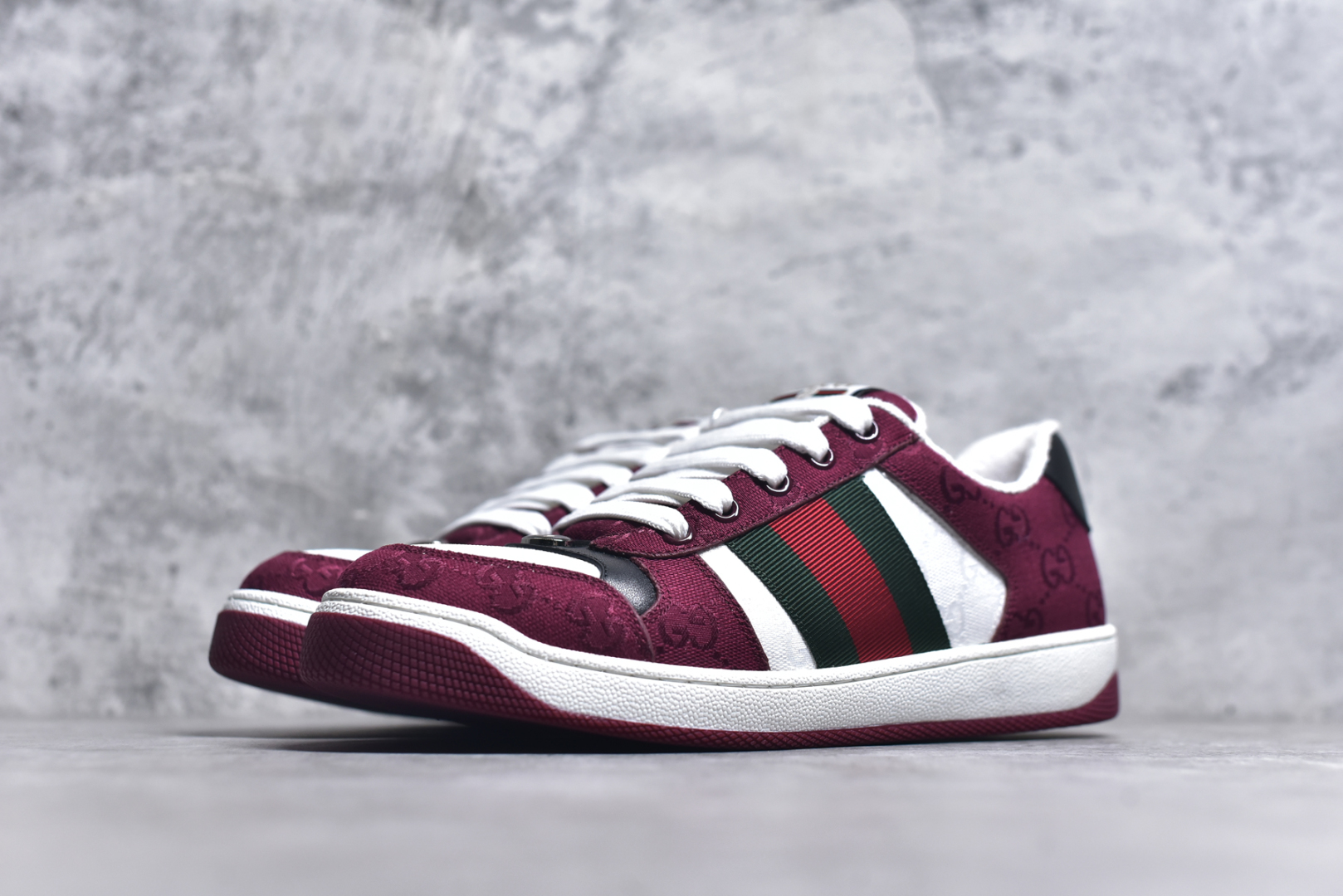图片[2]-#意大利时装奢饰品牌·古驰Gucci Screener GG Sneaker Low 经典原型系列复古百搭老爹做旧休闲板“GG布安哥拉红白深绿红”812638 FAD7W 8542 尺码：35-46 Screener系列名称的灵感来源于体育运动中的防守动作，运动鞋的设计从20世纪70年代的经典运动鞋不断汲取灵感。这款运动鞋以经典Original GG帆布匠心打造，采用古驰安可拉红别致配色。侧面饰红绿条纹织带，巧妙点缀复古Gucci标识。 古驰安可拉红GG帆布 灰色和白色GG帆布镶饰 红绿织带 织物衬里 饰金属双G椭圆形珐琅细节 饰Gucci复古标识标签 橡胶鞋底 另附一副鞋带 系带固定 低跟-选品中心