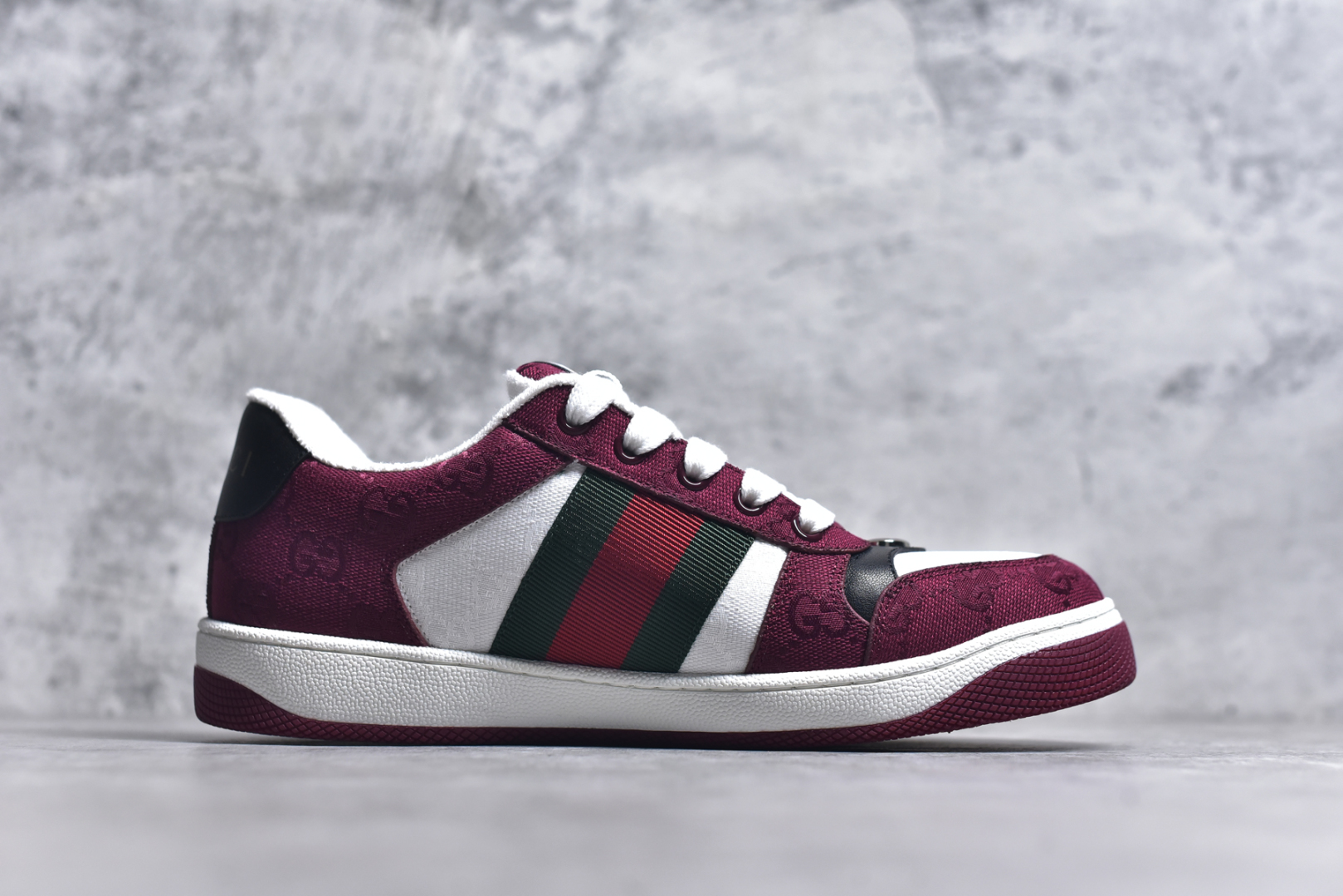 图片[3]-#意大利时装奢饰品牌·古驰Gucci Screener GG Sneaker Low 经典原型系列复古百搭老爹做旧休闲板“GG布安哥拉红白深绿红”812638 FAD7W 8542 尺码：35-46 Screener系列名称的灵感来源于体育运动中的防守动作，运动鞋的设计从20世纪70年代的经典运动鞋不断汲取灵感。这款运动鞋以经典Original GG帆布匠心打造，采用古驰安可拉红别致配色。侧面饰红绿条纹织带，巧妙点缀复古Gucci标识。 古驰安可拉红GG帆布 灰色和白色GG帆布镶饰 红绿织带 织物衬里 饰金属双G椭圆形珐琅细节 饰Gucci复古标识标签 橡胶鞋底 另附一副鞋带 系带固定 低跟-选品中心
