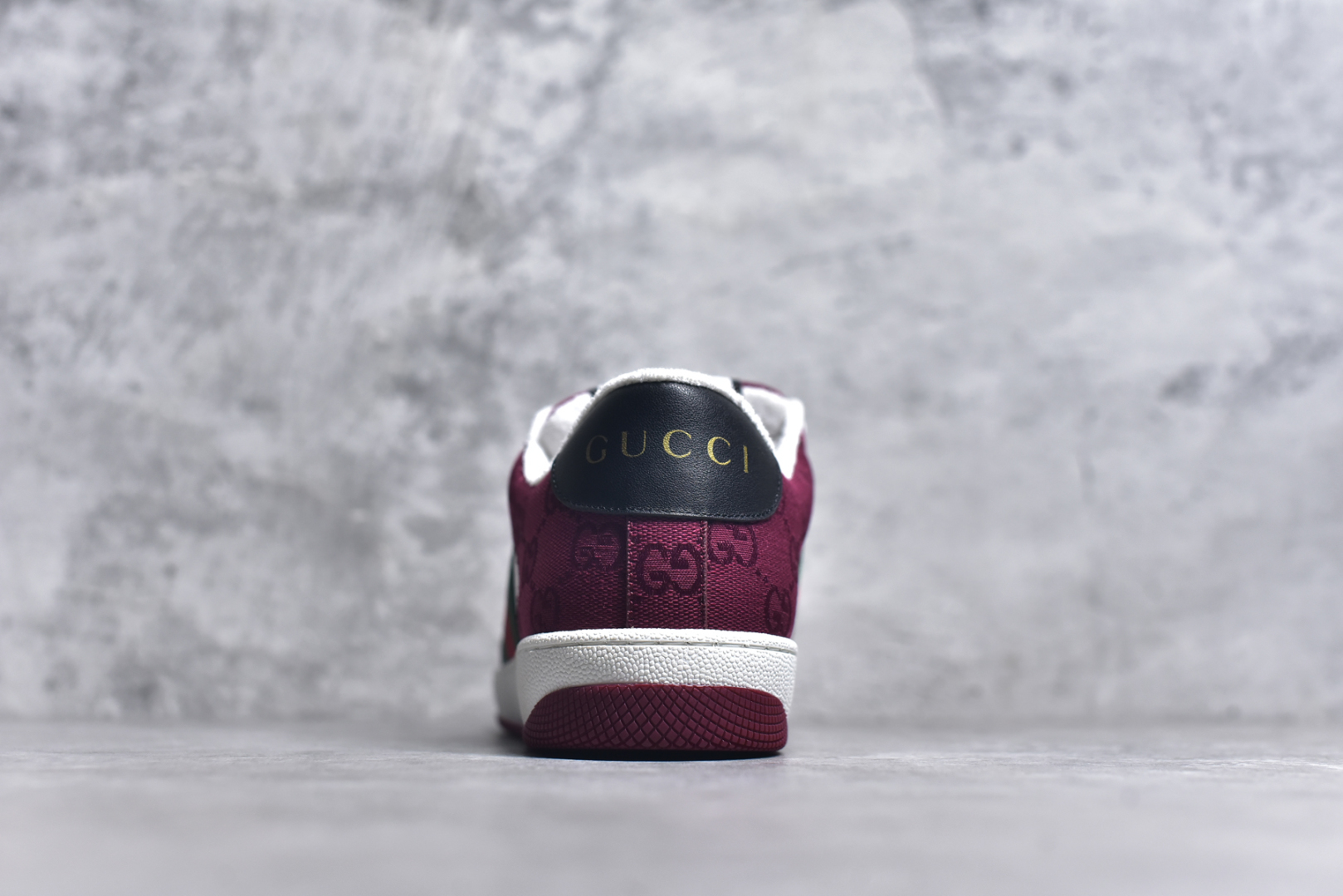图片[5]-#意大利时装奢饰品牌·古驰Gucci Screener GG Sneaker Low 经典原型系列复古百搭老爹做旧休闲板“GG布安哥拉红白深绿红”812638 FAD7W 8542 尺码：35-46 Screener系列名称的灵感来源于体育运动中的防守动作，运动鞋的设计从20世纪70年代的经典运动鞋不断汲取灵感。这款运动鞋以经典Original GG帆布匠心打造，采用古驰安可拉红别致配色。侧面饰红绿条纹织带，巧妙点缀复古Gucci标识。 古驰安可拉红GG帆布 灰色和白色GG帆布镶饰 红绿织带 织物衬里 饰金属双G椭圆形珐琅细节 饰Gucci复古标识标签 橡胶鞋底 另附一副鞋带 系带固定 低跟-选品中心
