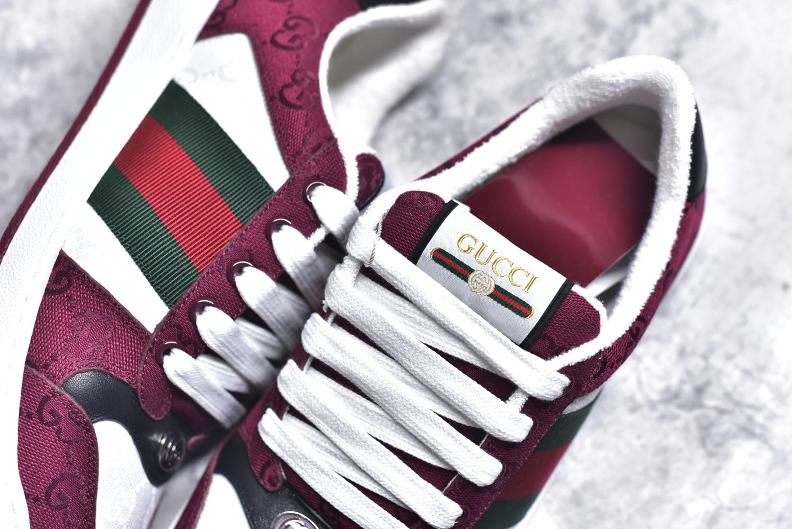 图片[9]-#意大利时装奢饰品牌·古驰Gucci Screener GG Sneaker Low 经典原型系列复古百搭老爹做旧休闲板“GG布安哥拉红白深绿红”812638 FAD7W 8542 尺码：35-46 Screener系列名称的灵感来源于体育运动中的防守动作，运动鞋的设计从20世纪70年代的经典运动鞋不断汲取灵感。这款运动鞋以经典Original GG帆布匠心打造，采用古驰安可拉红别致配色。侧面饰红绿条纹织带，巧妙点缀复古Gucci标识。 古驰安可拉红GG帆布 灰色和白色GG帆布镶饰 红绿织带 织物衬里 饰金属双G椭圆形珐琅细节 饰Gucci复古标识标签 橡胶鞋底 另附一副鞋带 系带固定 低跟-选品中心