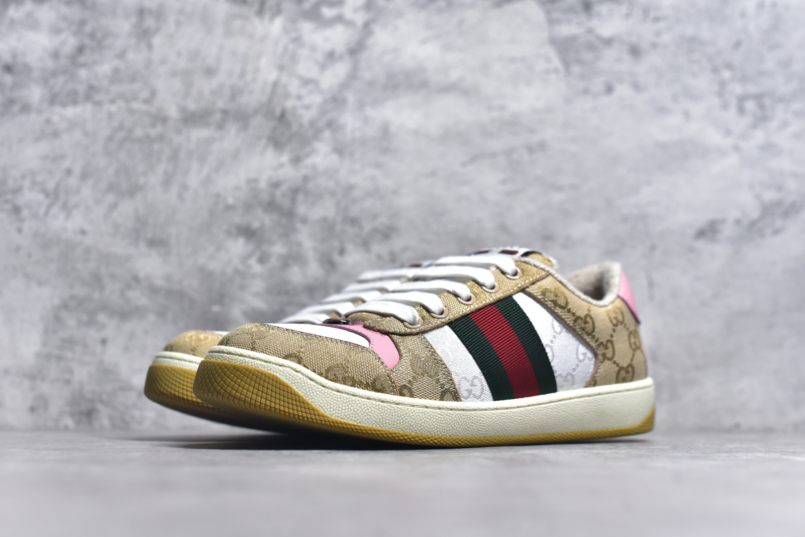 图片[2]-#Gu Distressed Screener sneaker 古驰小脏鞋系列经典原型复古百搭做旧老爹板鞋/复古学院风 怀旧版 原厂订单 目前市面最强＃官网同步最新满天星礼盒全套包装 高端零售海外实体专供 ‬混卖版 渠‮原道‬装 全身20几个细节点全部做到一致还原 吊打市面所有版本 原版做旧 右脚鞋侧嵌入NFC防伪芯片装置＋鞋盒标二唯码扫描 秒进官网 秒杀市面任何版本 原装意大利进口 里外全皮 全套包装 全头层顶级软牛皮 广东代工出品 原档原标原盒 随意对比任何版本 尺码：35 36 37 38 39 40 41 42 43 44 45-选品中心
