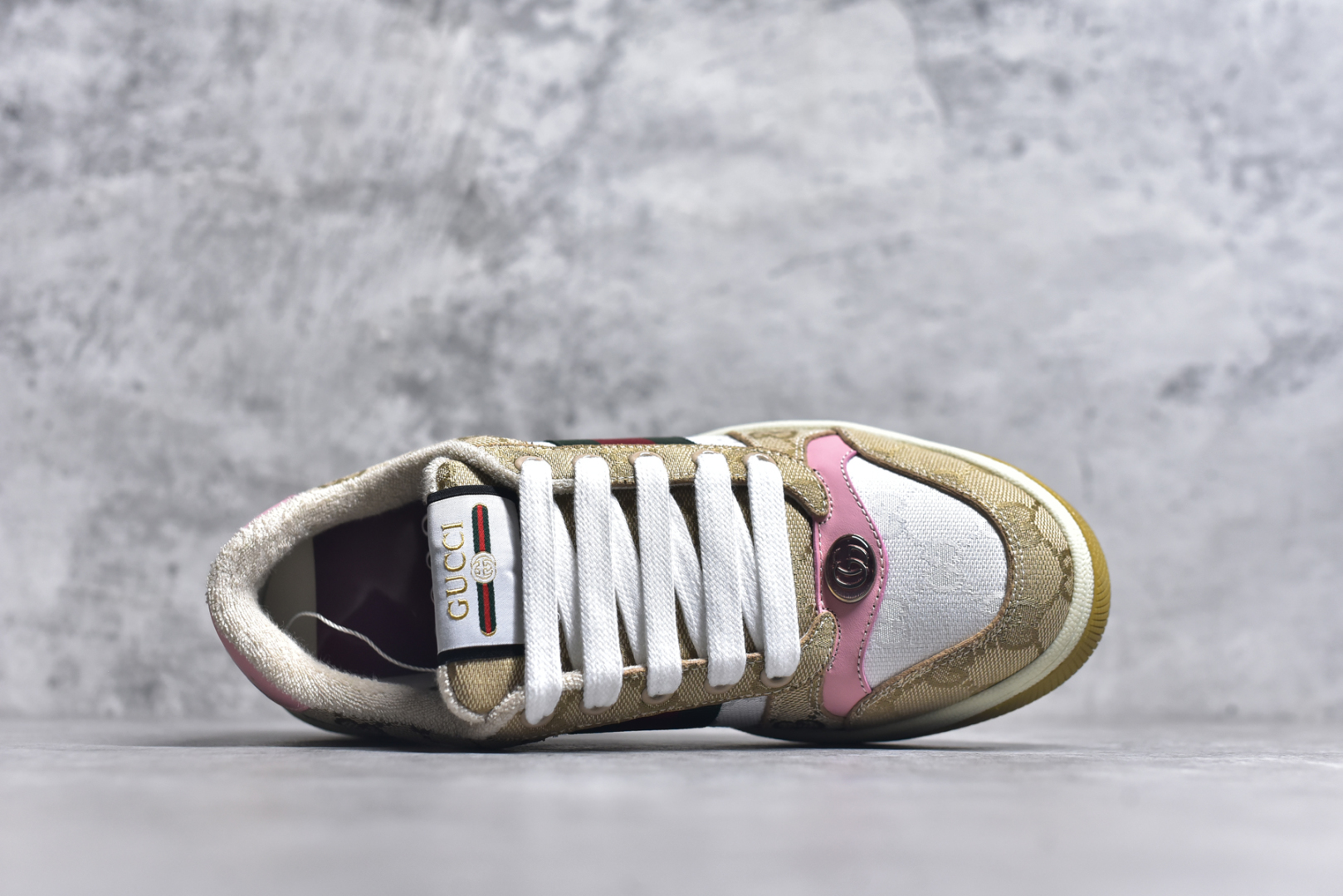 图片[4]-#Gu Distressed Screener sneaker 古驰小脏鞋系列经典原型复古百搭做旧老爹板鞋/复古学院风 怀旧版 原厂订单 目前市面最强＃官网同步最新满天星礼盒全套包装 高端零售海外实体专供 ‬混卖版 渠‮原道‬装 全身20几个细节点全部做到一致还原 吊打市面所有版本 原版做旧 右脚鞋侧嵌入NFC防伪芯片装置＋鞋盒标二唯码扫描 秒进官网 秒杀市面任何版本 原装意大利进口 里外全皮 全套包装 全头层顶级软牛皮 广东代工出品 原档原标原盒 随意对比任何版本 尺码：35 36 37 38 39 40 41 42 43 44 45-选品中心