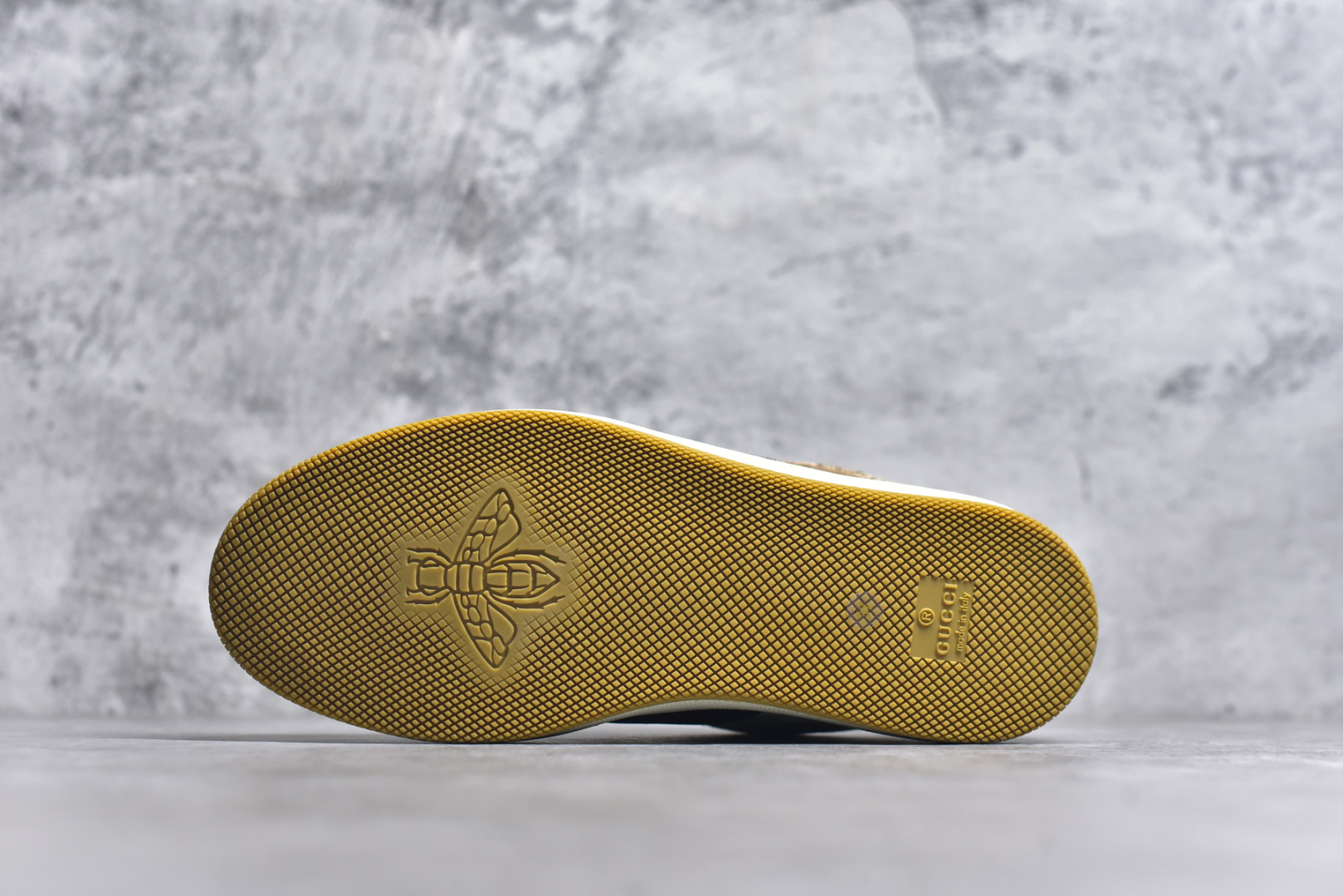 图片[6]-#Gu Distressed Screener sneaker 古驰小脏鞋系列经典原型复古百搭做旧老爹板鞋/复古学院风 怀旧版 原厂订单 目前市面最强＃官网同步最新满天星礼盒全套包装 高端零售海外实体专供 ‬混卖版 渠‮原道‬装 全身20几个细节点全部做到一致还原 吊打市面所有版本 原版做旧 右脚鞋侧嵌入NFC防伪芯片装置＋鞋盒标二唯码扫描 秒进官网 秒杀市面任何版本 原装意大利进口 里外全皮 全套包装 全头层顶级软牛皮 广东代工出品 原档原标原盒 随意对比任何版本 尺码：35 36 37 38 39 40 41 42 43 44 45-选品中心