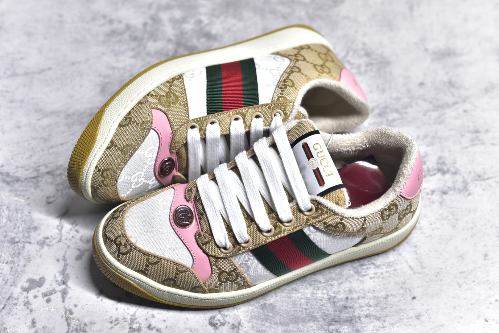 图片[7]-#Gu Distressed Screener sneaker 古驰小脏鞋系列经典原型复古百搭做旧老爹板鞋/复古学院风 怀旧版 原厂订单 目前市面最强＃官网同步最新满天星礼盒全套包装 高端零售海外实体专供 ‬混卖版 渠‮原道‬装 全身20几个细节点全部做到一致还原 吊打市面所有版本 原版做旧 右脚鞋侧嵌入NFC防伪芯片装置＋鞋盒标二唯码扫描 秒进官网 秒杀市面任何版本 原装意大利进口 里外全皮 全套包装 全头层顶级软牛皮 广东代工出品 原档原标原盒 随意对比任何版本 尺码：35 36 37 38 39 40 41 42 43 44 45-选品中心