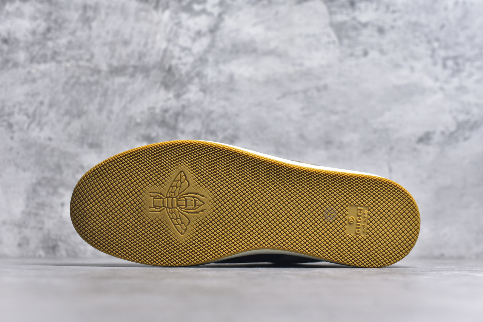 图片[6]-#Gu Distressed Screener sneaker 古驰小脏鞋系列经典原型复古百搭做旧老爹板鞋/复古学院风 怀旧版 原厂订单 目前市面最强＃官网同步最新满天星礼盒全套包装 高端零售海外实体专供 ‬混卖版 渠‮原道‬装 全身20几个细节点全部做到一致还原 吊打市面所有版本 原版做旧 右脚鞋侧嵌入NFC防伪芯片装置＋鞋盒标二唯码扫描 秒进官网 秒杀市面任何版本 原装意大利进口 里外全皮 全套包装 全头层顶级软牛皮 广东代工出品 原档原标原盒 随意对比任何版本 尺码：35 36 37 38 39 40 41 42 43 44 45-选品中心