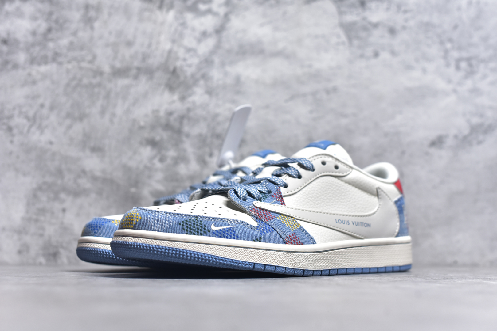 图片[2]-#Travis Scott x Fragment Design x Air Jordan 1 Low OG SP AJ1 LV联名 五彩帆布 低帮文化休闲板鞋 FC1688-232 #多方联名合作融合了Travis Scott 独特的音乐风格，藤原浩个性的设计风格以及Jordan品牌的经典元素 使其成为一双具有独特身份和价值的鞋子 清新而立体的外观加上联名标识更突出了其独特身份 这种配色方案显示出活力和时尚感 在视觉上引人注目 鞋身的质感和细腻的细节处理使其显得高端而格调十足 这款“倒钩”联名是设计与创意完美结合 融合多方的个性风格是一款备受瞩目的潮流鞋款 尺码：36 36.5 37.5 38 38.5 39 40 40.5 41 42 42.5 43 44 44.5 45 9.E5-选品中心