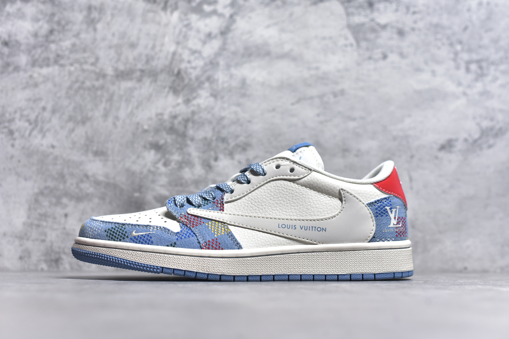 #Travis Scott x Fragment Design x Air Jordan 1 Low OG SP AJ1 LV联名 五彩帆布 低帮文化休闲板鞋 FC1688-232 #多方联名合作融合了Travis Scott 独特的音乐风格，藤原浩个性的设计风格以及Jordan品牌的经典元素 使其成为一双具有独特身份和价值的鞋子 清新而立体的外观加上联名标识更突出了其独特身份 这种配色方案显示出活力和时尚感 在视觉上引人注目 鞋身的质感和细腻的细节处理使其显得高端而格调十足 这款“倒钩”联名是设计与创意完美结合 融合多方的个性风格是一款备受瞩目的潮流鞋款 尺码：36 36.5 37.5 38 38.5 39 40 40.5 41 42 42.5 43 44 44.5 45 9.E5-选品中心