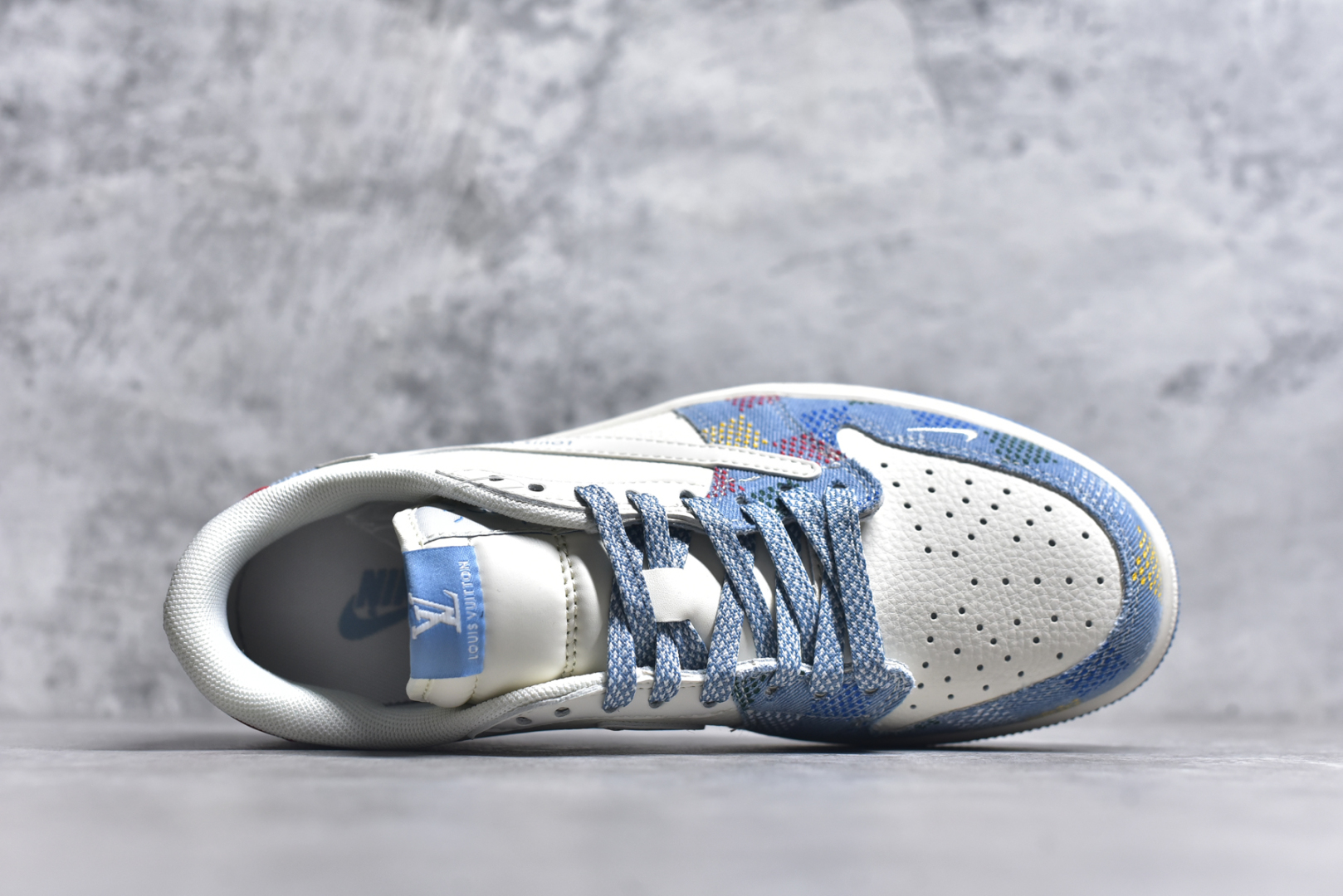 图片[4]-#Travis Scott x Fragment Design x Air Jordan 1 Low OG SP AJ1 LV联名 五彩帆布 低帮文化休闲板鞋 FC1688-232 #多方联名合作融合了Travis Scott 独特的音乐风格，藤原浩个性的设计风格以及Jordan品牌的经典元素 使其成为一双具有独特身份和价值的鞋子 清新而立体的外观加上联名标识更突出了其独特身份 这种配色方案显示出活力和时尚感 在视觉上引人注目 鞋身的质感和细腻的细节处理使其显得高端而格调十足 这款“倒钩”联名是设计与创意完美结合 融合多方的个性风格是一款备受瞩目的潮流鞋款 尺码：36 36.5 37.5 38 38.5 39 40 40.5 41 42 42.5 43 44 44.5 45 9.E5-选品中心