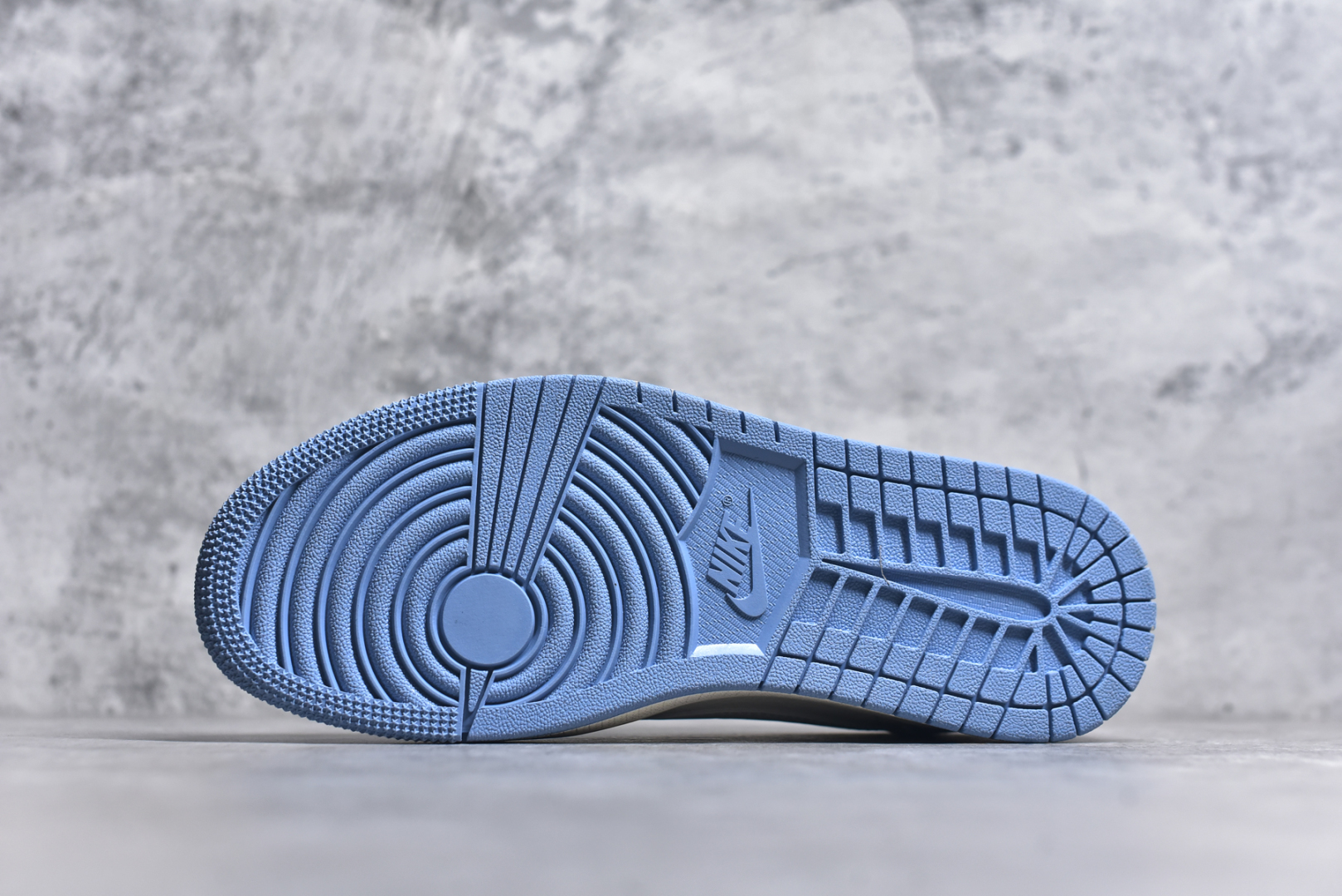 图片[6]-#Travis Scott x Fragment Design x Air Jordan 1 Low OG SP AJ1 LV联名 五彩帆布 低帮文化休闲板鞋 FC1688-232 #多方联名合作融合了Travis Scott 独特的音乐风格，藤原浩个性的设计风格以及Jordan品牌的经典元素 使其成为一双具有独特身份和价值的鞋子 清新而立体的外观加上联名标识更突出了其独特身份 这种配色方案显示出活力和时尚感 在视觉上引人注目 鞋身的质感和细腻的细节处理使其显得高端而格调十足 这款“倒钩”联名是设计与创意完美结合 融合多方的个性风格是一款备受瞩目的潮流鞋款 尺码：36 36.5 37.5 38 38.5 39 40 40.5 41 42 42.5 43 44 44.5 45 9.E5-选品中心