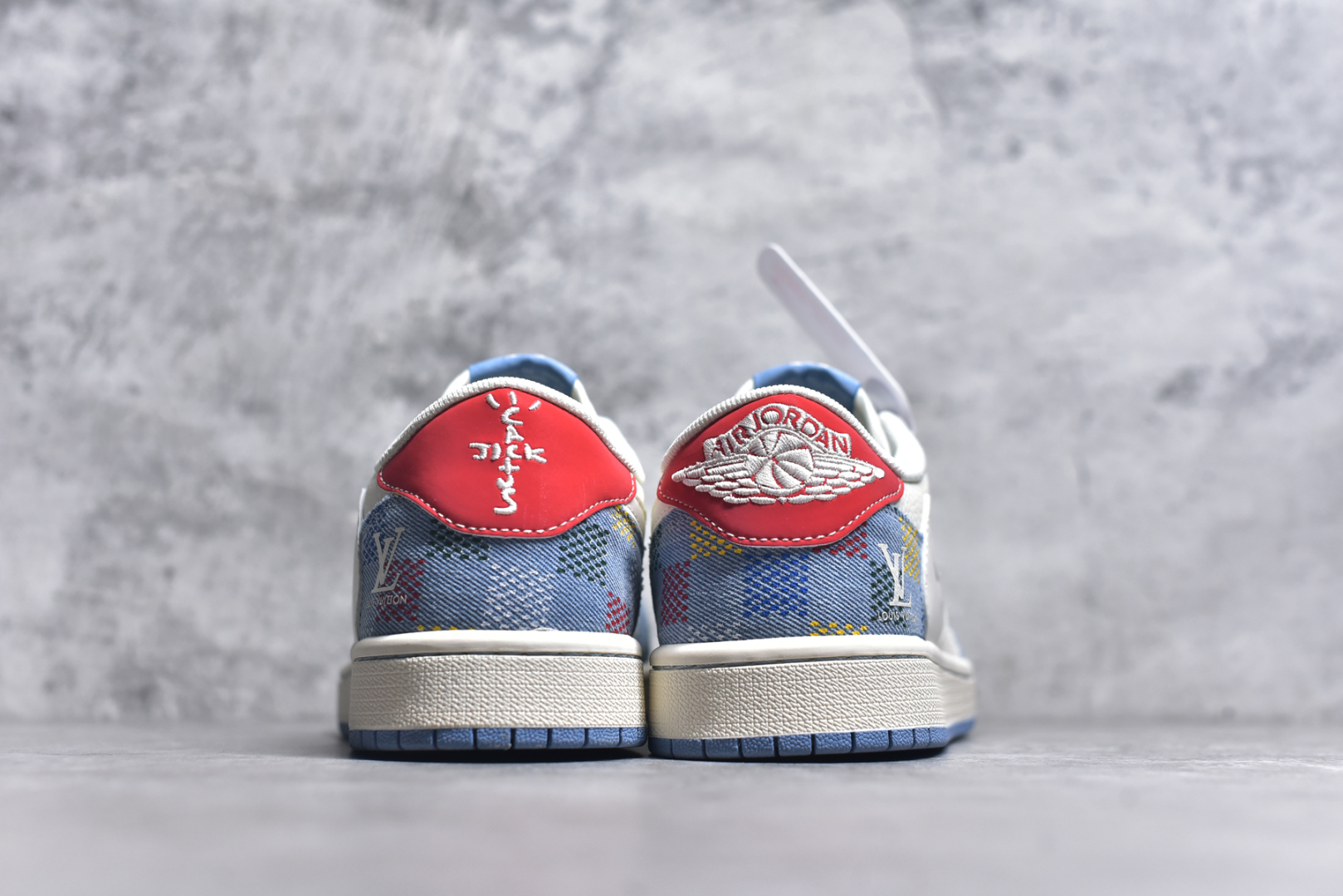 图片[5]-#Travis Scott x Fragment Design x Air Jordan 1 Low OG SP AJ1 LV联名 五彩帆布 低帮文化休闲板鞋 FC1688-232 #多方联名合作融合了Travis Scott 独特的音乐风格，藤原浩个性的设计风格以及Jordan品牌的经典元素 使其成为一双具有独特身份和价值的鞋子 清新而立体的外观加上联名标识更突出了其独特身份 这种配色方案显示出活力和时尚感 在视觉上引人注目 鞋身的质感和细腻的细节处理使其显得高端而格调十足 这款“倒钩”联名是设计与创意完美结合 融合多方的个性风格是一款备受瞩目的潮流鞋款 尺码：36 36.5 37.5 38 38.5 39 40 40.5 41 42 42.5 43 44 44.5 45 9.E5-选品中心