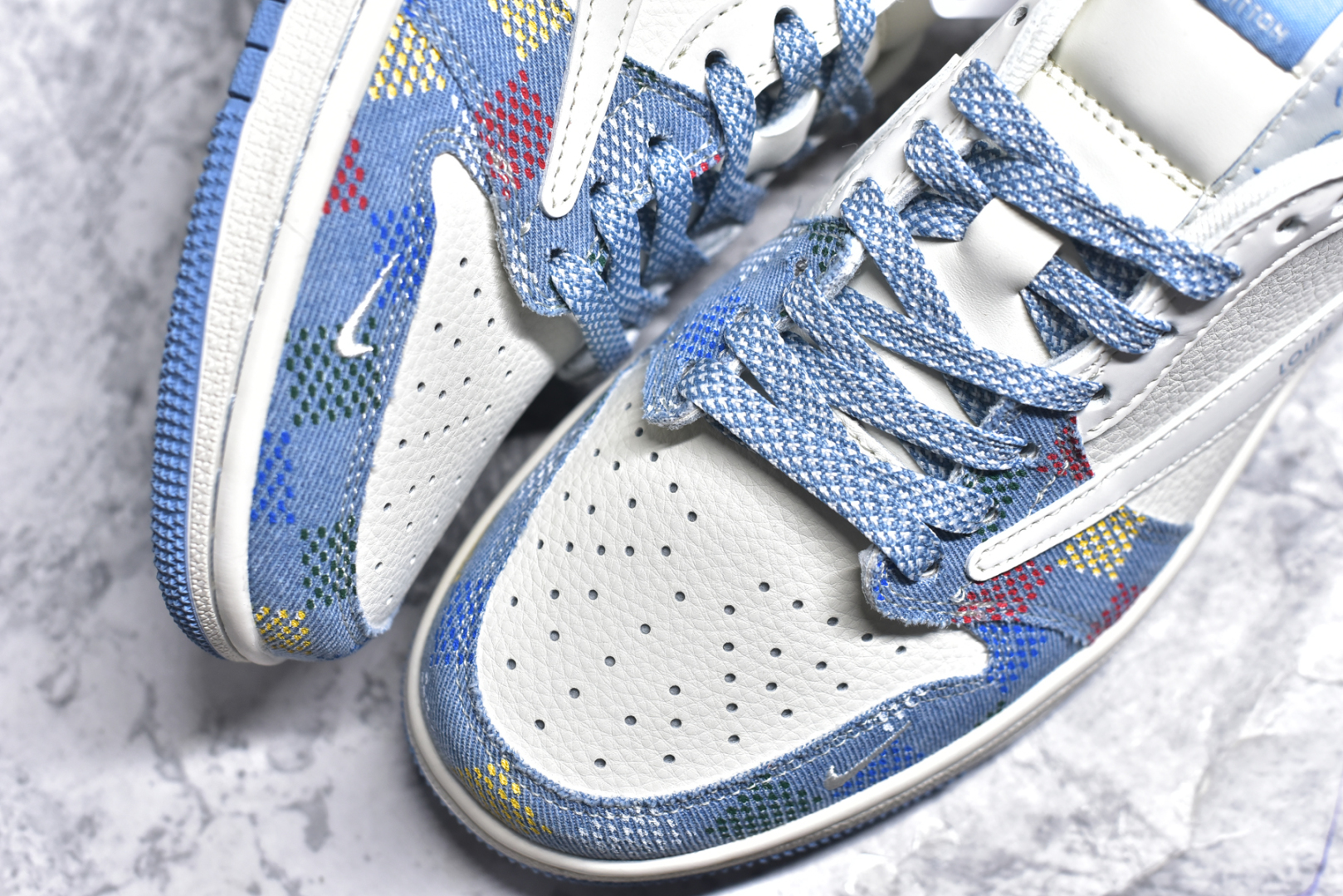 图片[8]-#Travis Scott x Fragment Design x Air Jordan 1 Low OG SP AJ1 LV联名 五彩帆布 低帮文化休闲板鞋 FC1688-232 #多方联名合作融合了Travis Scott 独特的音乐风格，藤原浩个性的设计风格以及Jordan品牌的经典元素 使其成为一双具有独特身份和价值的鞋子 清新而立体的外观加上联名标识更突出了其独特身份 这种配色方案显示出活力和时尚感 在视觉上引人注目 鞋身的质感和细腻的细节处理使其显得高端而格调十足 这款“倒钩”联名是设计与创意完美结合 融合多方的个性风格是一款备受瞩目的潮流鞋款 尺码：36 36.5 37.5 38 38.5 39 40 40.5 41 42 42.5 43 44 44.5 45 9.E5-选品中心