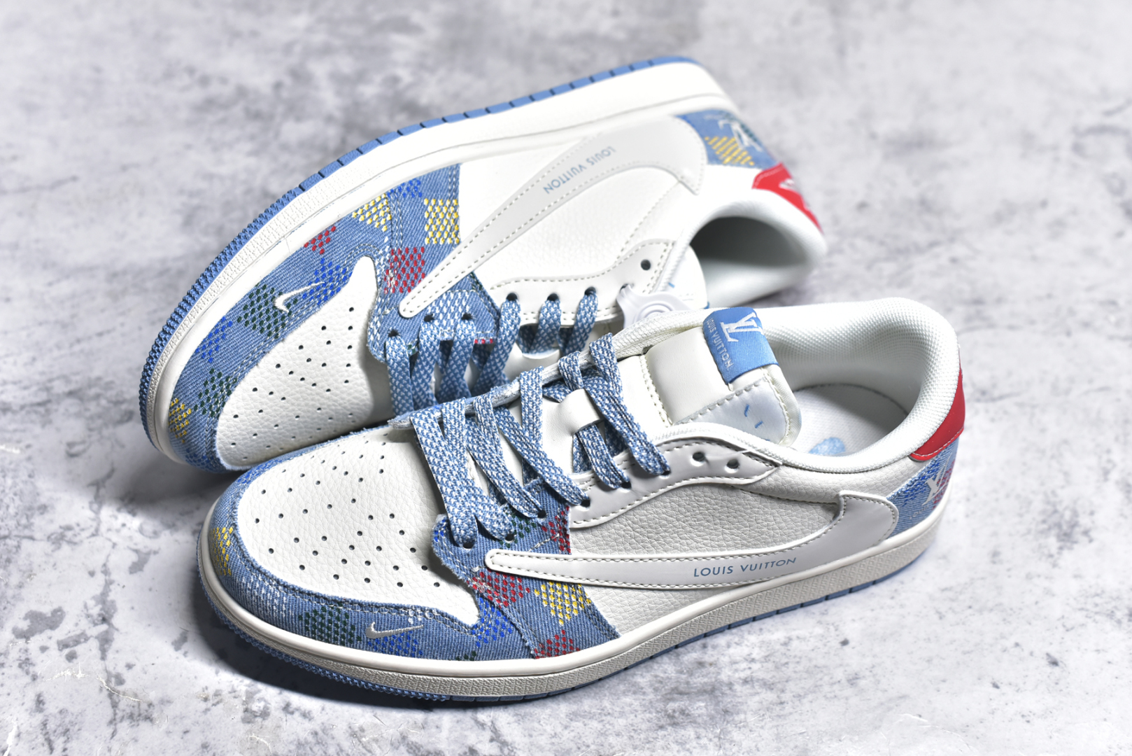 图片[7]-#Travis Scott x Fragment Design x Air Jordan 1 Low OG SP AJ1 LV联名 五彩帆布 低帮文化休闲板鞋 FC1688-232 #多方联名合作融合了Travis Scott 独特的音乐风格，藤原浩个性的设计风格以及Jordan品牌的经典元素 使其成为一双具有独特身份和价值的鞋子 清新而立体的外观加上联名标识更突出了其独特身份 这种配色方案显示出活力和时尚感 在视觉上引人注目 鞋身的质感和细腻的细节处理使其显得高端而格调十足 这款“倒钩”联名是设计与创意完美结合 融合多方的个性风格是一款备受瞩目的潮流鞋款 尺码：36 36.5 37.5 38 38.5 39 40 40.5 41 42 42.5 43 44 44.5 45 9.E5-选品中心