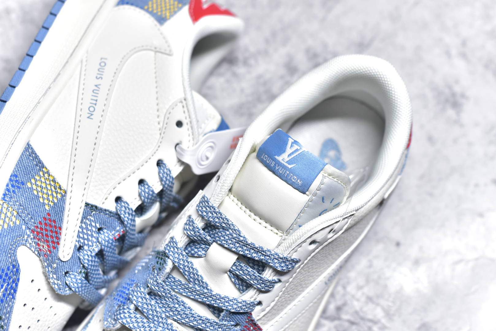 图片[9]-#Travis Scott x Fragment Design x Air Jordan 1 Low OG SP AJ1 LV联名 五彩帆布 低帮文化休闲板鞋 FC1688-232 #多方联名合作融合了Travis Scott 独特的音乐风格，藤原浩个性的设计风格以及Jordan品牌的经典元素 使其成为一双具有独特身份和价值的鞋子 清新而立体的外观加上联名标识更突出了其独特身份 这种配色方案显示出活力和时尚感 在视觉上引人注目 鞋身的质感和细腻的细节处理使其显得高端而格调十足 这款“倒钩”联名是设计与创意完美结合 融合多方的个性风格是一款备受瞩目的潮流鞋款 尺码：36 36.5 37.5 38 38.5 39 40 40.5 41 42 42.5 43 44 44.5 45 9.E5-选品中心
