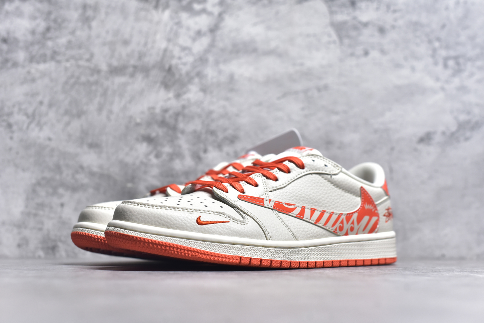 图片[2]-#Travis Scott x Fragment Design x Air Jordan 1 Low OG SP AJ1 斯图西联名 夏日橙 低帮文化休闲板鞋 LD2025-020 #多方联名合作融合了Travis Scott 独特的音乐风格，藤原浩个性的设计风格以及Jordan品牌的经典元素 使其成为一双具有独特身份和价值的鞋子 清新而立体的外观加上联名标识更突出了其独特身份 这种配色方案显示出活力和时尚感 在视觉上引人注目 鞋身的质感和细腻的细节处理使其显得高端而格调十足 这款“倒钩”联名是设计与创意完美结合 融合多方的个性风格是一款备受瞩目的潮流鞋款 尺码：36 36.5 37.5 38 38.5 39 40 40.5 41 42 42.5 43 44 44.5 45 9.E5-选品中心