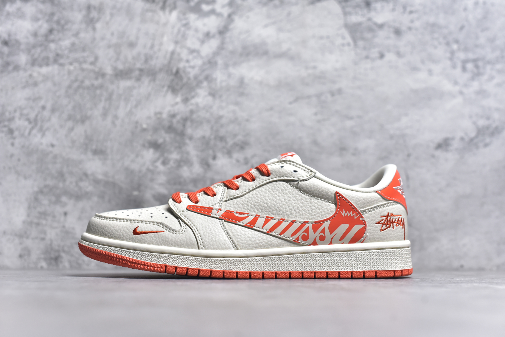 #Travis Scott x Fragment Design x Air Jordan 1 Low OG SP AJ1 斯图西联名 夏日橙 低帮文化休闲板鞋 LD2025-020 #多方联名合作融合了Travis Scott 独特的音乐风格，藤原浩个性的设计风格以及Jordan品牌的经典元素 使其成为一双具有独特身份和价值的鞋子 清新而立体的外观加上联名标识更突出了其独特身份 这种配色方案显示出活力和时尚感 在视觉上引人注目 鞋身的质感和细腻的细节处理使其显得高端而格调十足 这款“倒钩”联名是设计与创意完美结合 融合多方的个性风格是一款备受瞩目的潮流鞋款 尺码：36 36.5 37.5 38 38.5 39 40 40.5 41 42 42.5 43 44 44.5 45 9.E5-选品中心