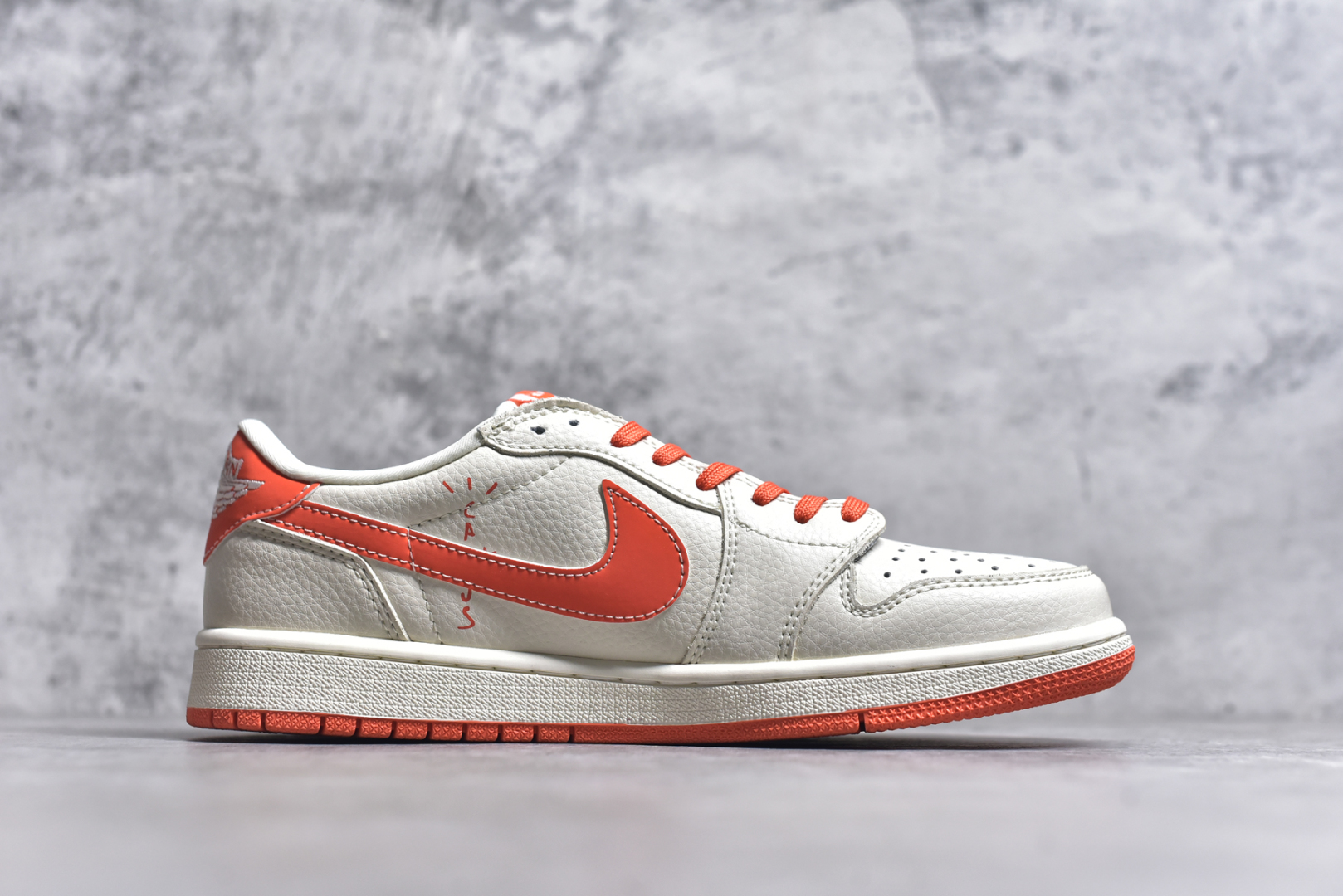 图片[3]-#Travis Scott x Fragment Design x Air Jordan 1 Low OG SP AJ1 斯图西联名 夏日橙 低帮文化休闲板鞋 LD2025-020 #多方联名合作融合了Travis Scott 独特的音乐风格，藤原浩个性的设计风格以及Jordan品牌的经典元素 使其成为一双具有独特身份和价值的鞋子 清新而立体的外观加上联名标识更突出了其独特身份 这种配色方案显示出活力和时尚感 在视觉上引人注目 鞋身的质感和细腻的细节处理使其显得高端而格调十足 这款“倒钩”联名是设计与创意完美结合 融合多方的个性风格是一款备受瞩目的潮流鞋款 尺码：36 36.5 37.5 38 38.5 39 40 40.5 41 42 42.5 43 44 44.5 45 9.E5-选品中心
