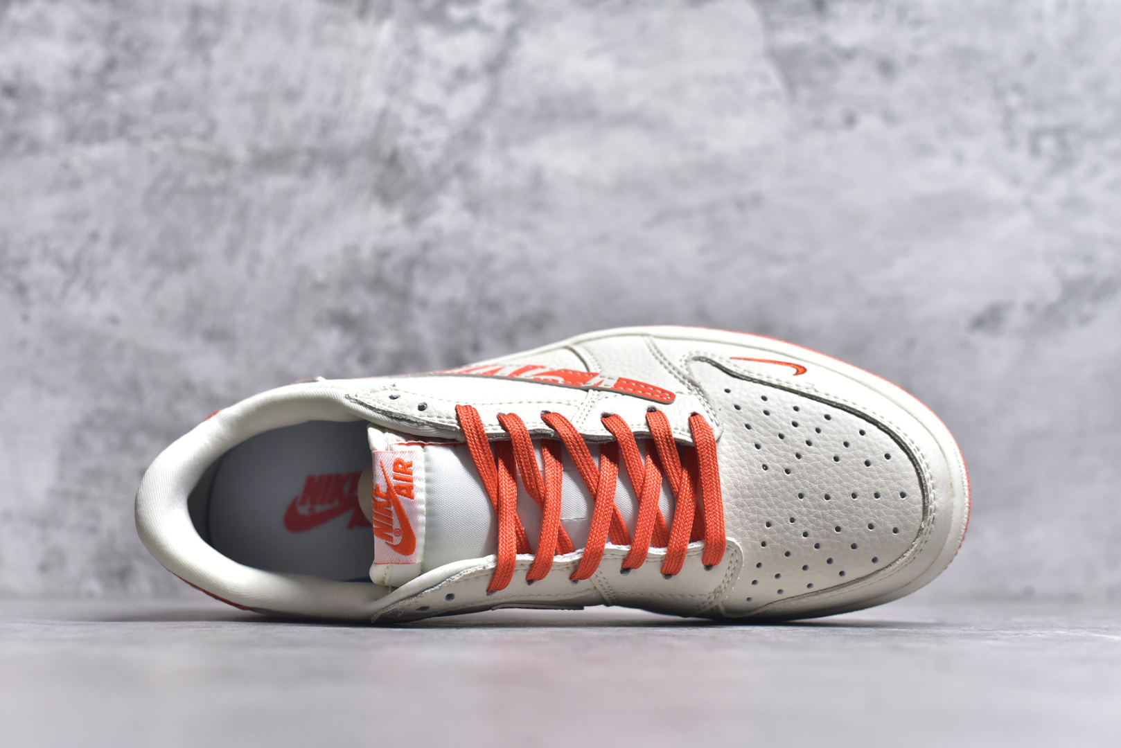 图片[4]-#Travis Scott x Fragment Design x Air Jordan 1 Low OG SP AJ1 斯图西联名 夏日橙 低帮文化休闲板鞋 LD2025-020 #多方联名合作融合了Travis Scott 独特的音乐风格，藤原浩个性的设计风格以及Jordan品牌的经典元素 使其成为一双具有独特身份和价值的鞋子 清新而立体的外观加上联名标识更突出了其独特身份 这种配色方案显示出活力和时尚感 在视觉上引人注目 鞋身的质感和细腻的细节处理使其显得高端而格调十足 这款“倒钩”联名是设计与创意完美结合 融合多方的个性风格是一款备受瞩目的潮流鞋款 尺码：36 36.5 37.5 38 38.5 39 40 40.5 41 42 42.5 43 44 44.5 45 9.E5-选品中心