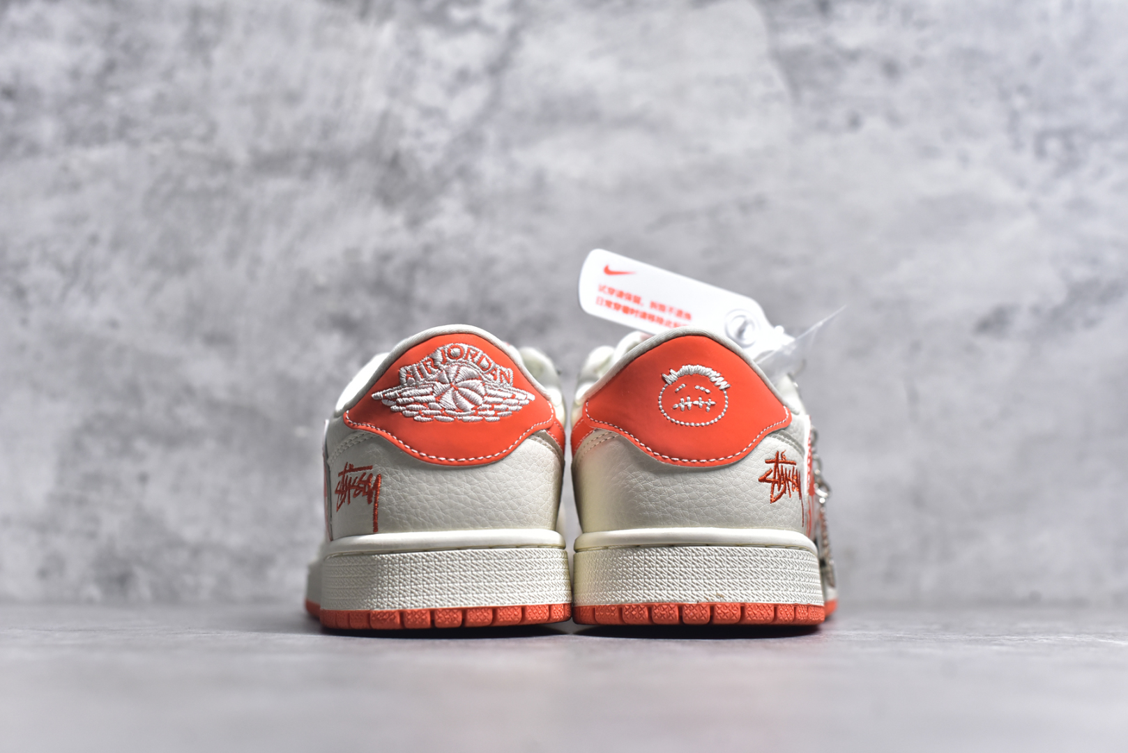 图片[5]-#Travis Scott x Fragment Design x Air Jordan 1 Low OG SP AJ1 斯图西联名 夏日橙 低帮文化休闲板鞋 LD2025-020 #多方联名合作融合了Travis Scott 独特的音乐风格，藤原浩个性的设计风格以及Jordan品牌的经典元素 使其成为一双具有独特身份和价值的鞋子 清新而立体的外观加上联名标识更突出了其独特身份 这种配色方案显示出活力和时尚感 在视觉上引人注目 鞋身的质感和细腻的细节处理使其显得高端而格调十足 这款“倒钩”联名是设计与创意完美结合 融合多方的个性风格是一款备受瞩目的潮流鞋款 尺码：36 36.5 37.5 38 38.5 39 40 40.5 41 42 42.5 43 44 44.5 45 9.E5-选品中心